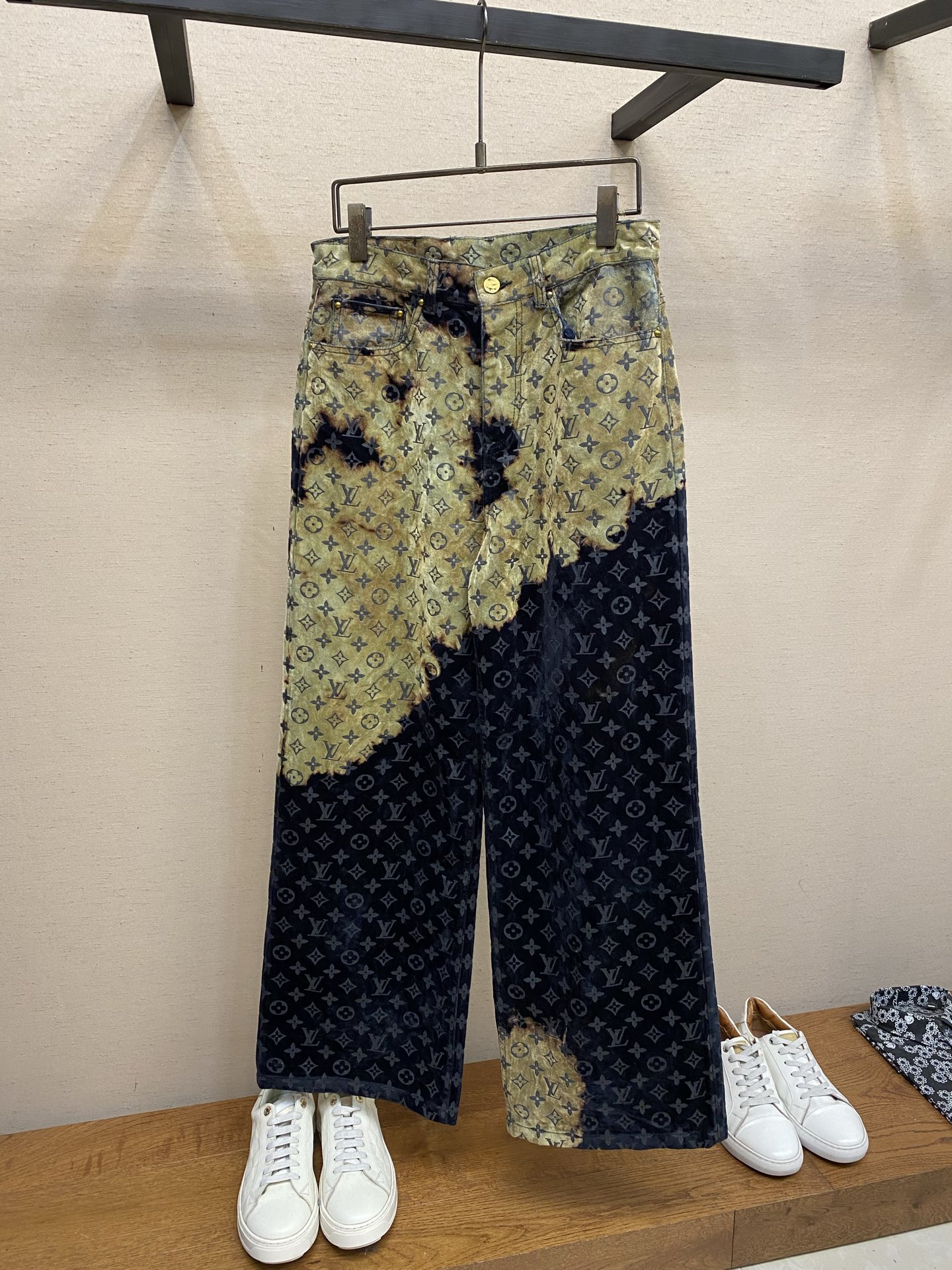 NO:680847,1V flocked fire cloud denim trousers. The fabric is made of twill 7*7 jacquard denim cotton. The fabric is processed with flocking cloth technology, and all details are restored to 11%. The pockets are made of high-density textile dyeing cloth, and the process is infrared laser positioning and cutting. The pieces are cut and combined with the pattern, and the full-width horizontal stripe is fixed with thick line single-needle embroidery. The auxiliary material leather label is made of composite deerskin velvet, and the brand logo is embossed on the surface.  Accessories include electroplated distressed zippers and hollow design brand logos. The front and rear panels of the accessories are electroplated brass buttons with engraved brand logos. This color-blocked denim jacket is carefully made of velvety soft flocked denim, which is overdyed and waxed to give it a deep retro luster. The Monogram pattern is jacquard throughout. Paired with the same trousers, it is tough and dressy. Sizes 30, 32, 34, 36,,jackets &  coats,198609091V 植绒火烧云牛仔长裤 面料采用斜纹7*7支提花牛仔棉布.面料后加工做植绒布匹工艺,所有细节11还原.口袋采用高密纺织定染色布, 工艺红外线激光定位裁剪后裁片,裁片对花对位剪裁定位复合,全幅横纹粗线单针刺绣固定. 辅料皮标采用复合鹿皮绒,面上压花品牌标logo. 辅料门禁电镀做旧拉链,镂空设计品牌标识. 辅料前后幅采用电镀黄铜纽扣,刻字品牌标识. 这款拼色牛仔外套由天鹅绒般柔软的植绒牛仔布精心打造,经套染和涂蜡处理,呈现出深邃的复古光泽. 全幅提花着Monogram 图案.搭配同款长裤,硬朗而考究. 尺码30,32,34,36,,jackets & coats,,Men's clothing