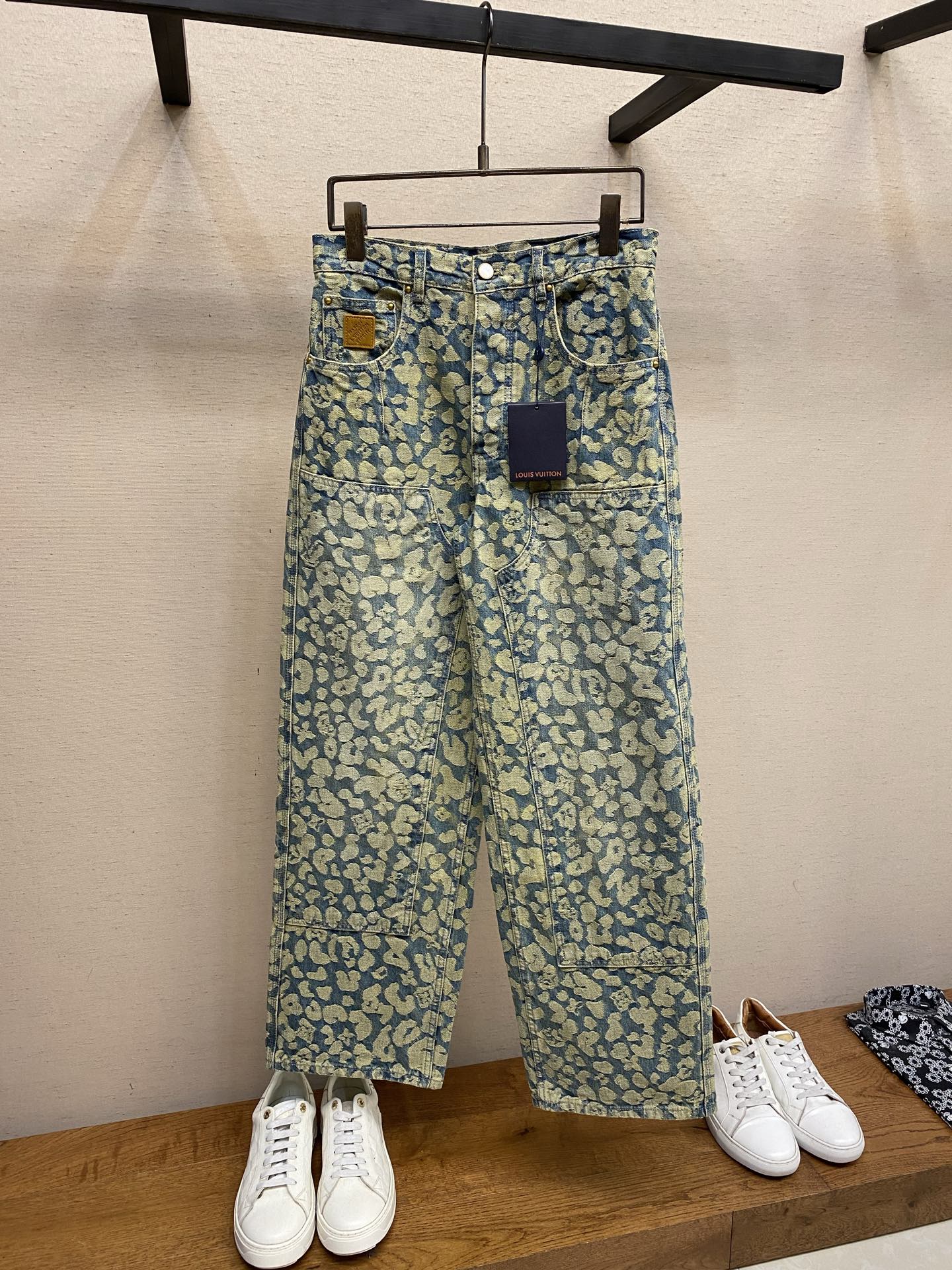 NO:728133,1V supports after-sales Louis Vuitton  Cotton logo jacquard, spliced structure pearlescent button placket, classic five-pocket jeans cut, equipped with rivets. The overall routing is straight and delicate, the fabric is comfortable and soft, and the color is consistent without color difference. It can be matched with the same style to create a fashionable look and control various occasions. Customized accessories, complete with three standards, same style for men and women. Sizes 28, 30, 32, 34, 36, louis vuitton, jeans, shirts,198609091V 支持年后售后路易威登X Nigo 摩登豹纹工装牛仔衬衫秀款牛仔裤牛仔套装 定制摩登豹纹提花牛仔面料.本款水洗工装牛仔裤出自 Pharrell Williams 与 Nigo 合作打造的 2025 秋冬系列,以街头风范演绎摩登豹纹.Nigo 设计的经典迷彩提花融,Monogram 标识,宽松廓形与拼接结构可为休闲造型注入摩登气息.休闲版型 棉标识提花,拼接结构珠光纽扣前襟,经典五袋牛仔裤剪裁,配有铆钉.整体走线平直细腻,面料舒适柔软,颜色一致无色差 能与同款搭配营造时尚造型,驾驭各种场合,定制辅料,三标齐全,男女同款. 尺码28,30,32,34,36,,louis vuitton,jeans,shirts,,Men's clothing