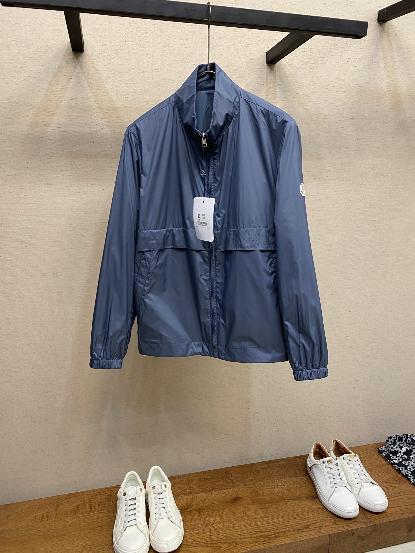 NO:686024,Momcler 2025 new men's casual customized jacket. Put on a simple and capable casual jacket, and instantly return to a fashionable and domineering state, and full of vitality. The most popular zipper design in history, all fabrics need to be customized, full of luxury. The slim tailoring reflects our perfect body shape, which can be easily controlled whether fat or thin. Super versatile style, not picky, suitable for different age groups. High street practical wear, spring and summer matching tool Size M-4xl,, jackets &  coats,jackets & coats,19860909Momcler 2025新款男士休闲定制夹克外套.穿上简约干练的休闲外套,瞬间重回时髦霸气,又是活力满满的状态.史前最流行的拉链设计,面料全部需要定制,奢华感十足.修身的剪裁体现出我们完美的体型无论胖瘦都可以轻松驾驭.超百搭款式,不挑身材的款,适合不同年龄段穿着.高街实穿款,春夏搭配利器 尺码M-4xl,,jackets & coats,jackets & coats,,Men's clothing