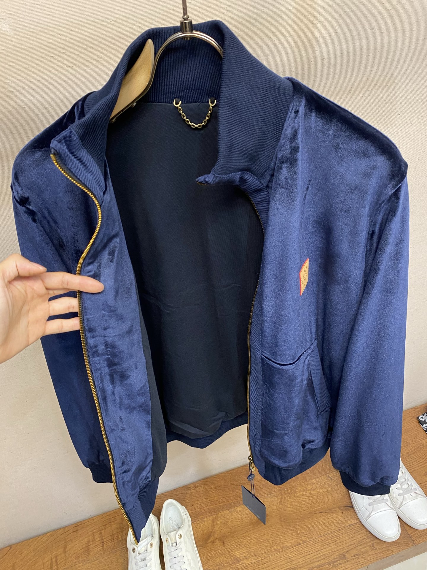 。（上衣）🌟🌟 1V路易家2026FW 早春白敬亭同款上身CHIC 丝绒拉链运动外套夹克. 这款休闲运动