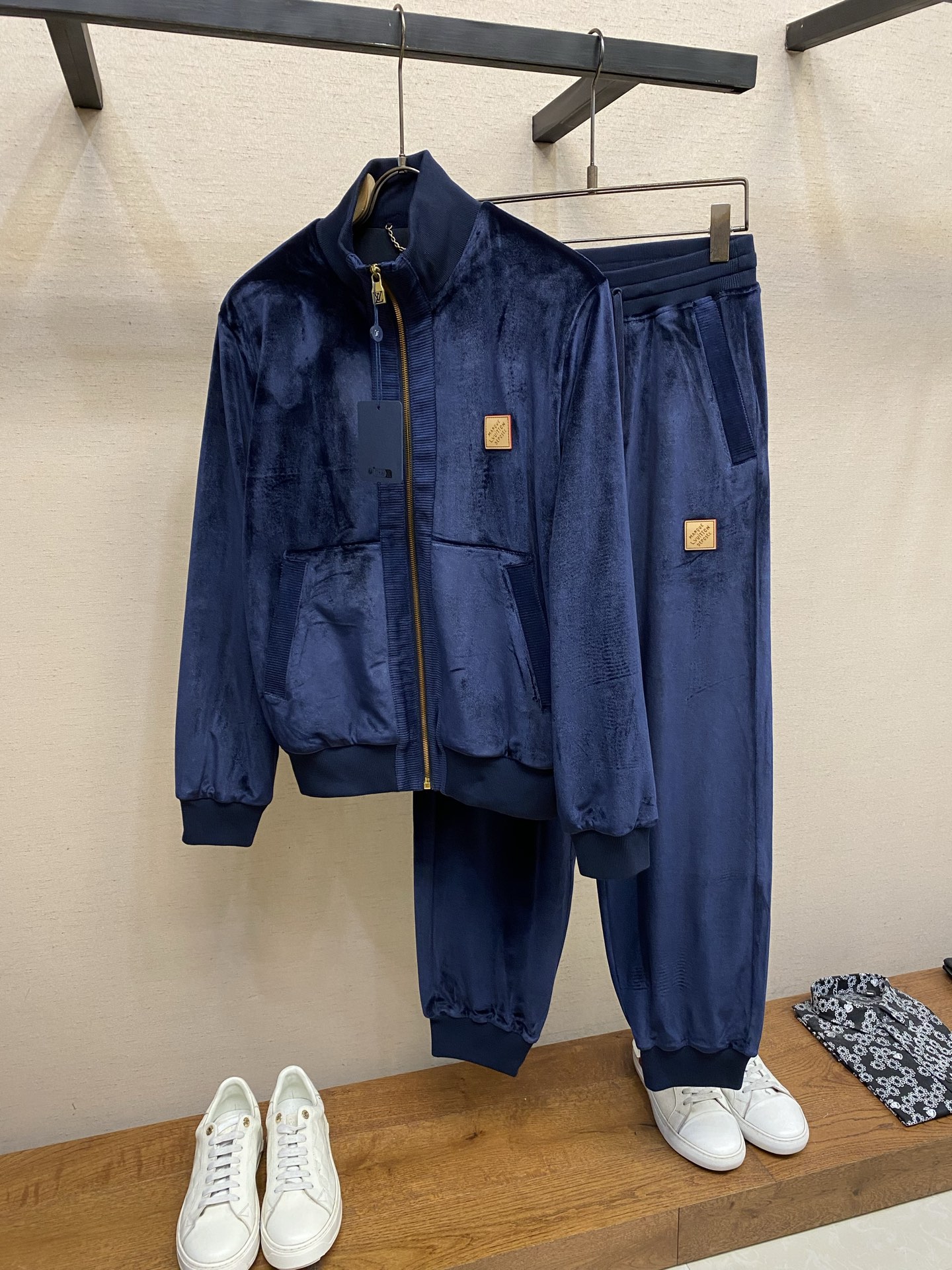 。（上衣）🌟🌟 1V路易家2026FW 早春白敬亭同款上身CHIC 丝绒拉链运动外套夹克. 这款休闲运动
