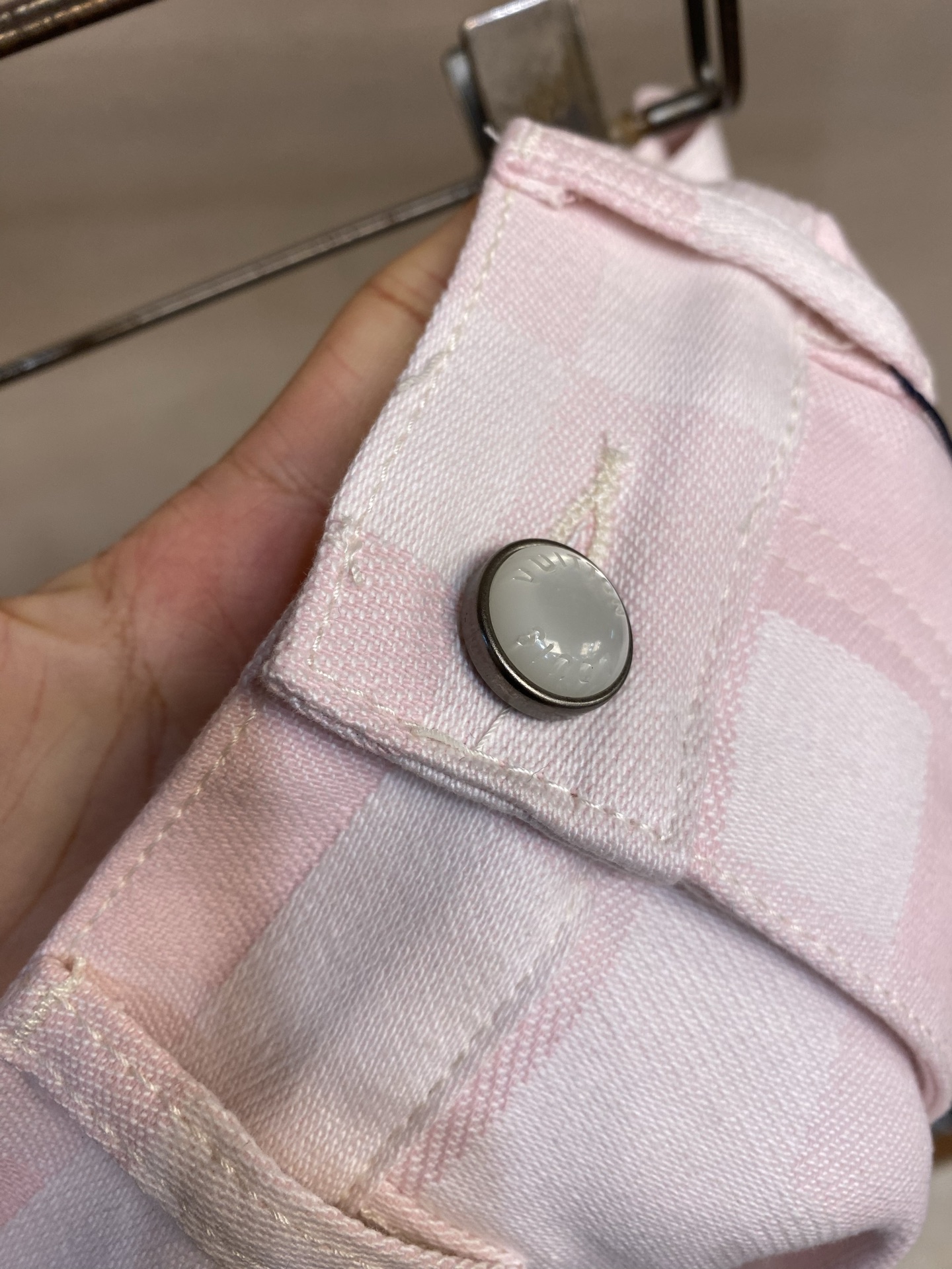 🌟🌟 1V25ss粉色马赛克牛仔裤YB购入打版，采用斜纹棉丹宁牛仔面料，多重酵素水洗工艺处理，打造柔和自