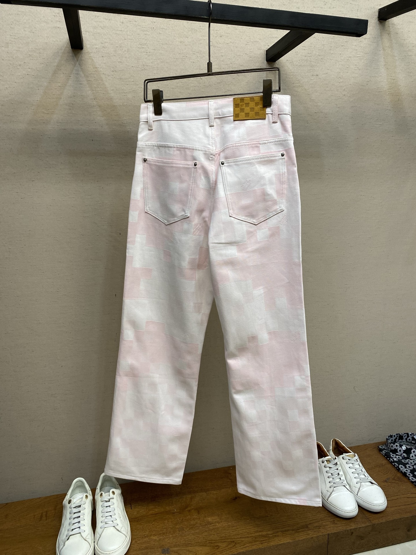 🌟🌟 1V25ss粉色马赛克牛仔裤YB购入打版，采用斜纹棉丹宁牛仔面料，多重酵素水洗工艺处理，打造柔和自