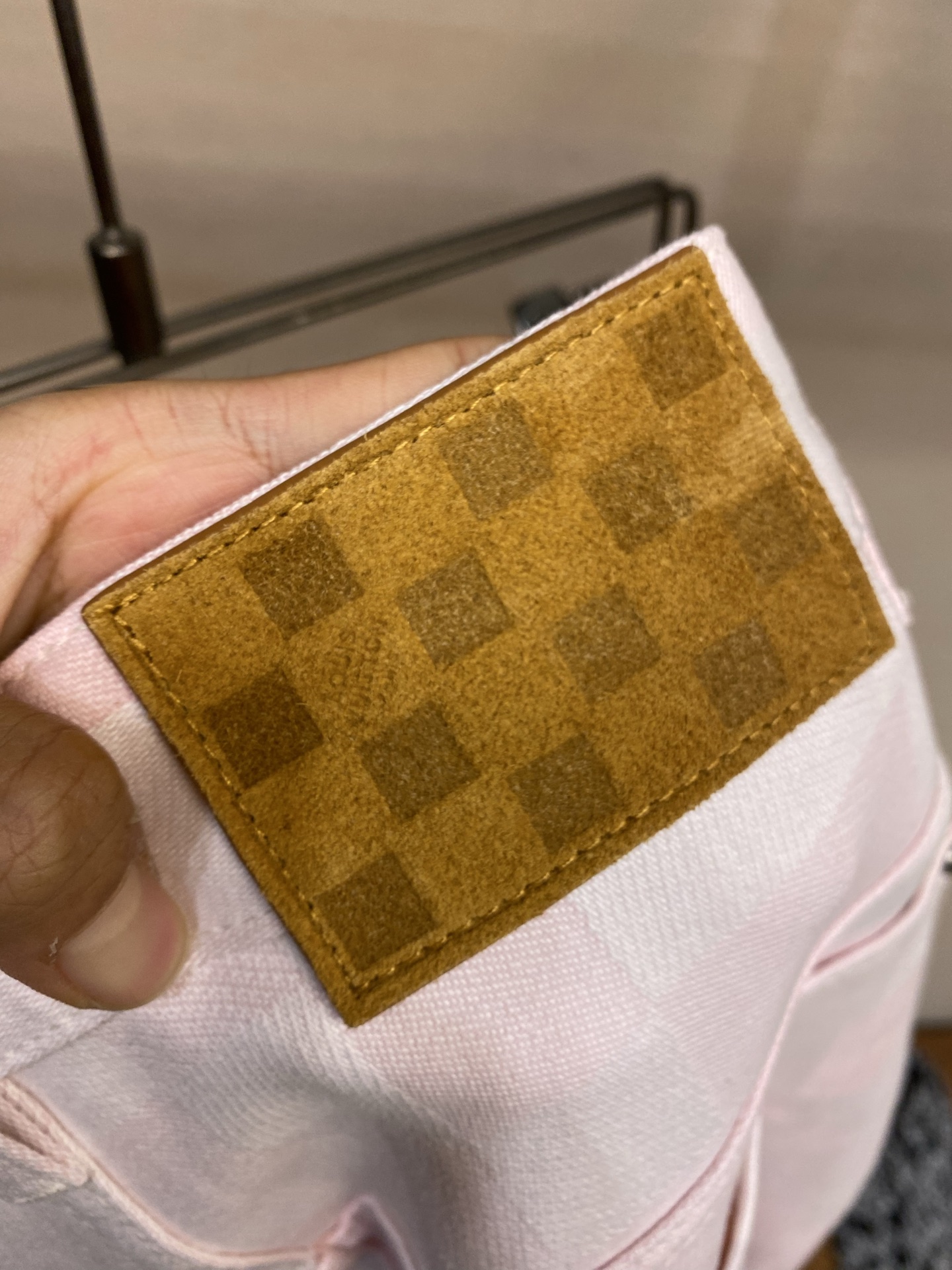 🌟🌟 1V25ss粉色马赛克牛仔裤YB购入打版，采用斜纹棉丹宁牛仔面料，多重酵素水洗工艺处理，打造柔和自