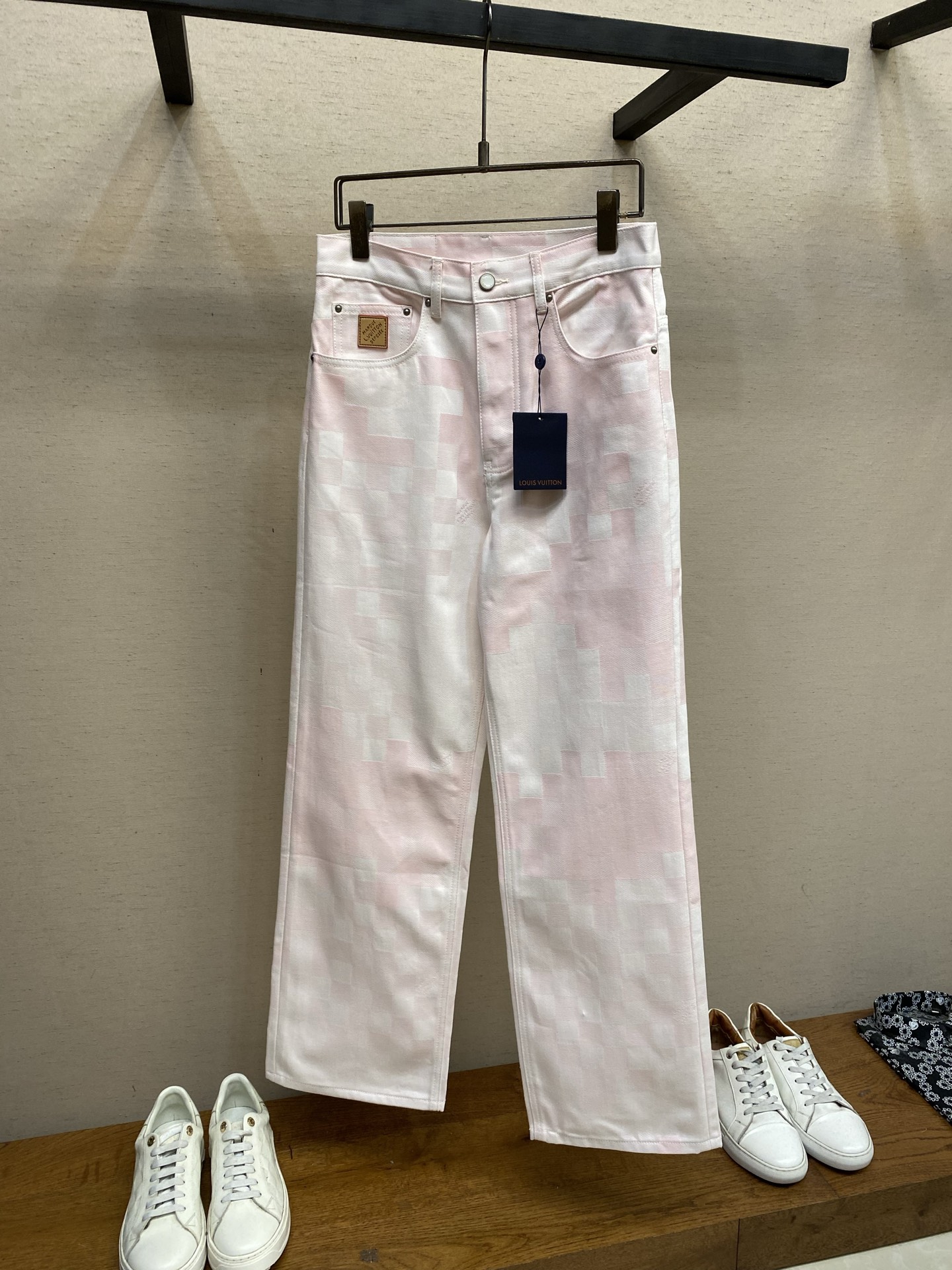 🌟🌟 1V25ss粉色马赛克牛仔裤YB购入打版，采用斜纹棉丹宁牛仔面料，多重酵素水洗工艺处理，打造柔和自