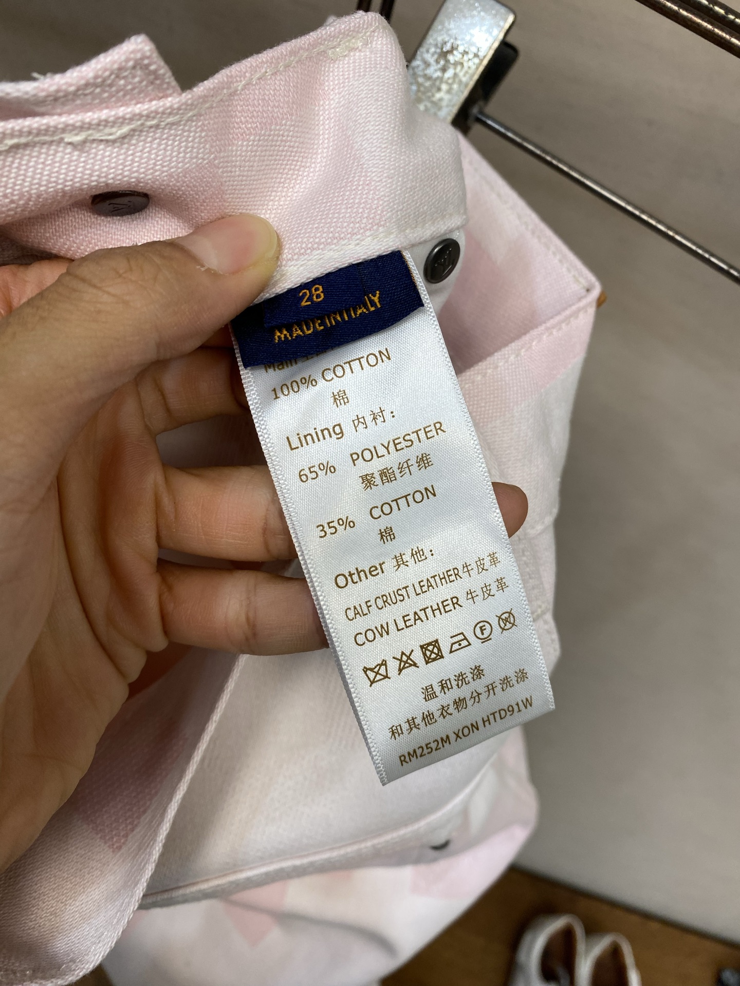 🌟🌟 1V25ss粉色马赛克牛仔裤YB购入打版，采用斜纹棉丹宁牛仔面料，多重酵素水洗工艺处理，打造柔和自