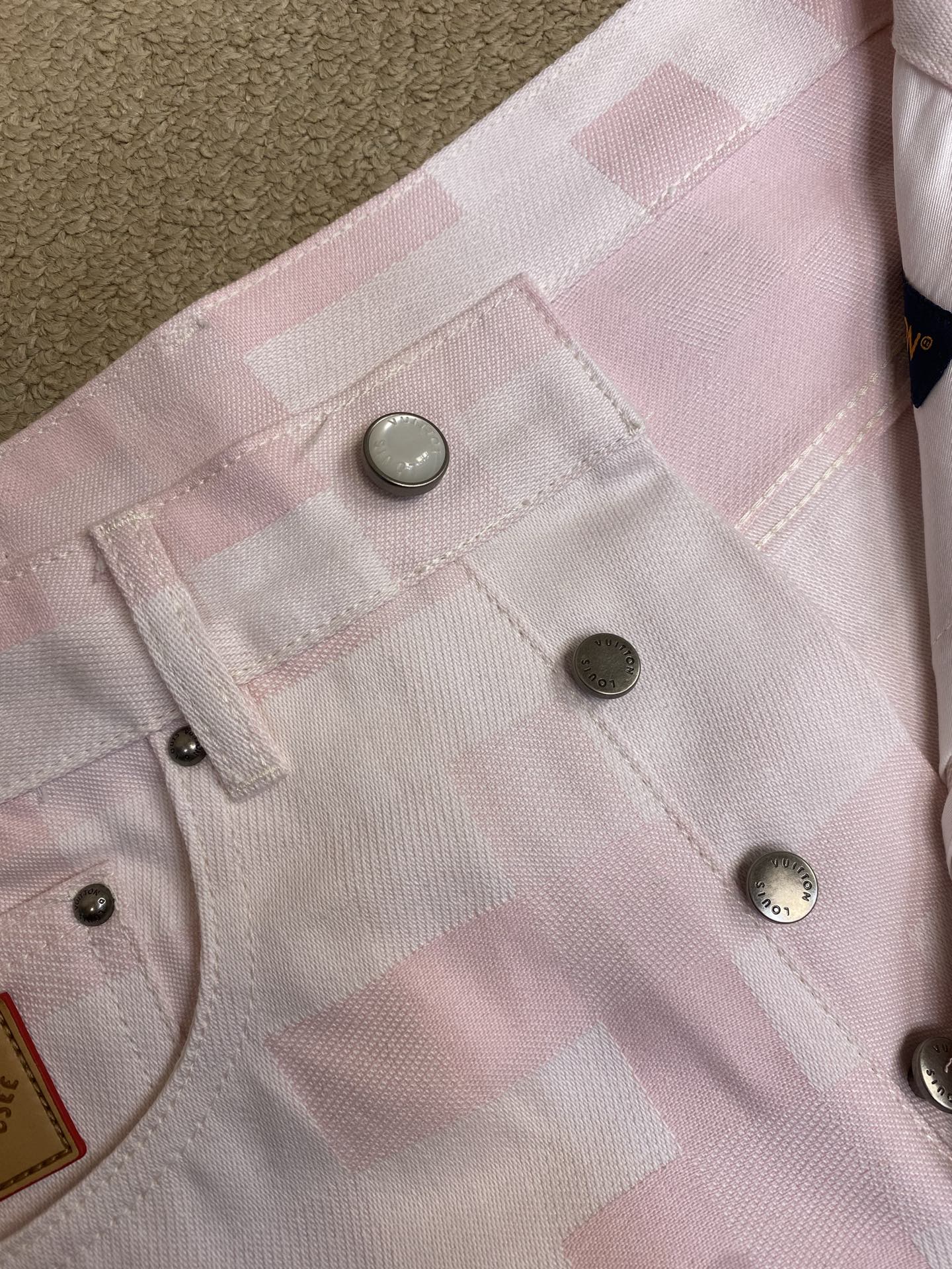 🌟🌟 1V25ss粉色马赛克牛仔裤YB购入打版，采用斜纹棉丹宁牛仔面料，多重酵素水洗工艺处理，打造柔和自