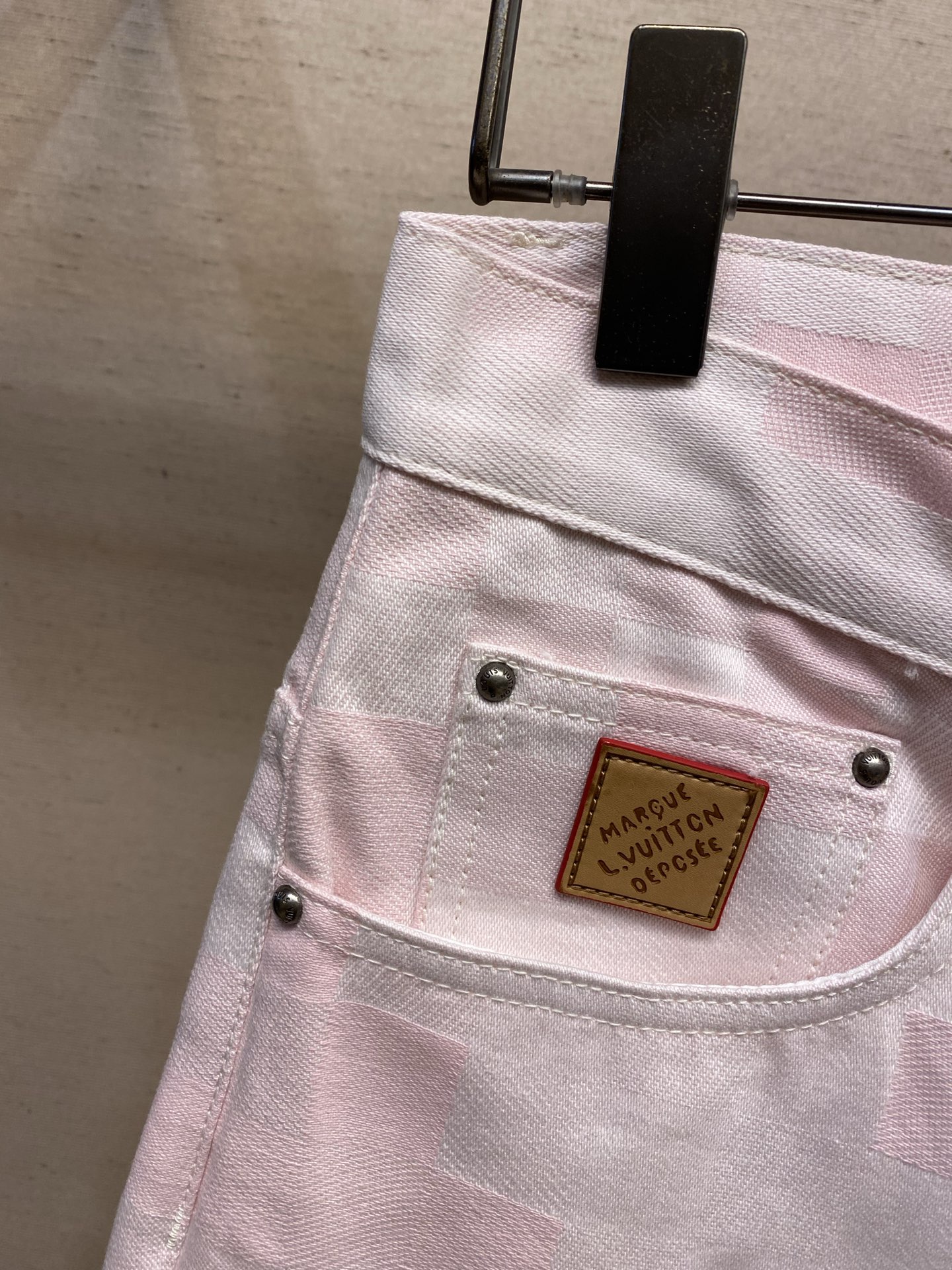 🌟🌟 1V25ss粉色马赛克牛仔裤YB购入打版，采用斜纹棉丹宁牛仔面料，多重酵素水洗工艺处理，打造柔和自