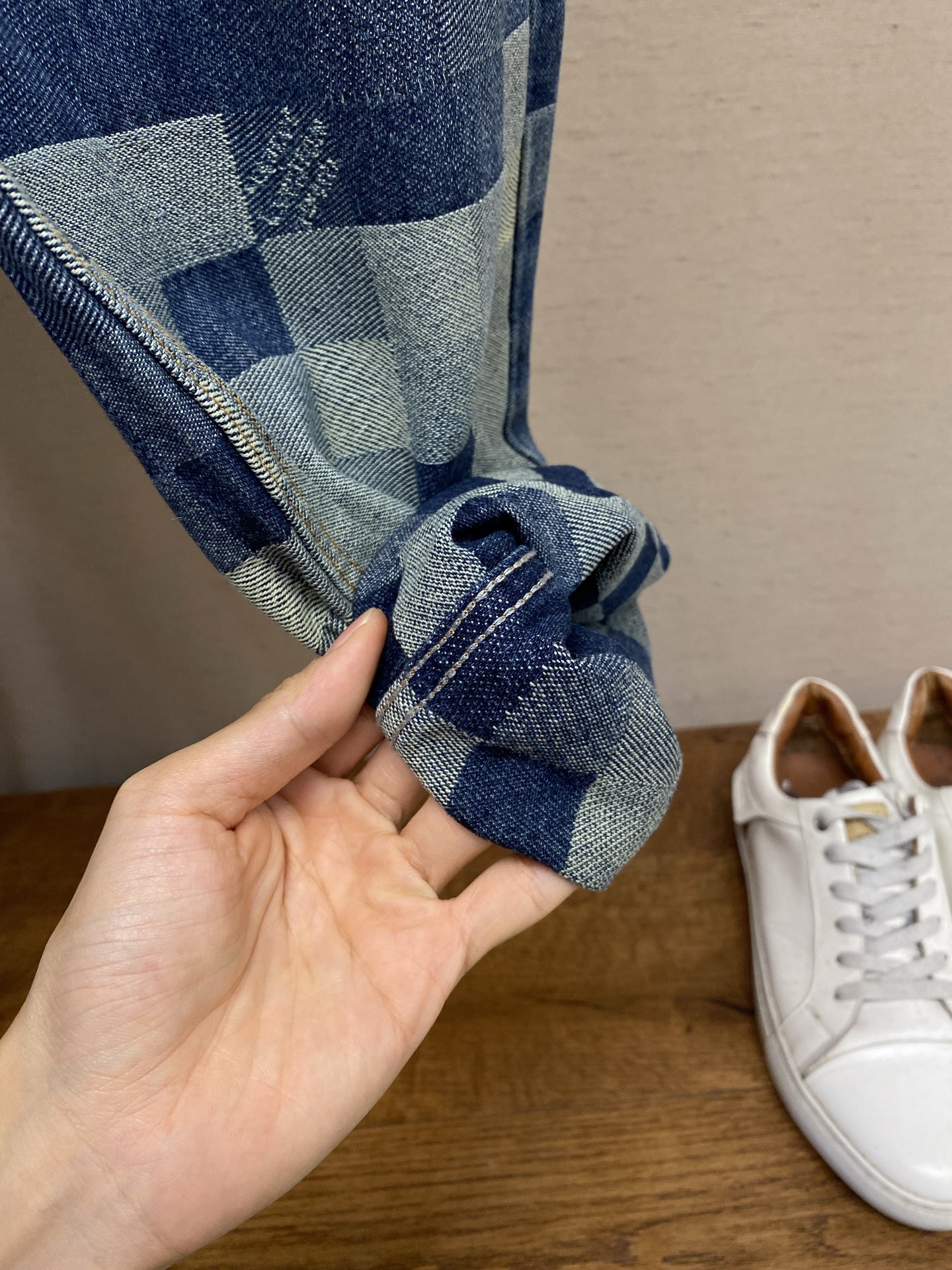 🌟🌟1V、路易 24SS 模糊棋盘格牛仔裤这款出自 2024 春夏秀场的出色牛仔裤展现了品牌的精湛工艺，