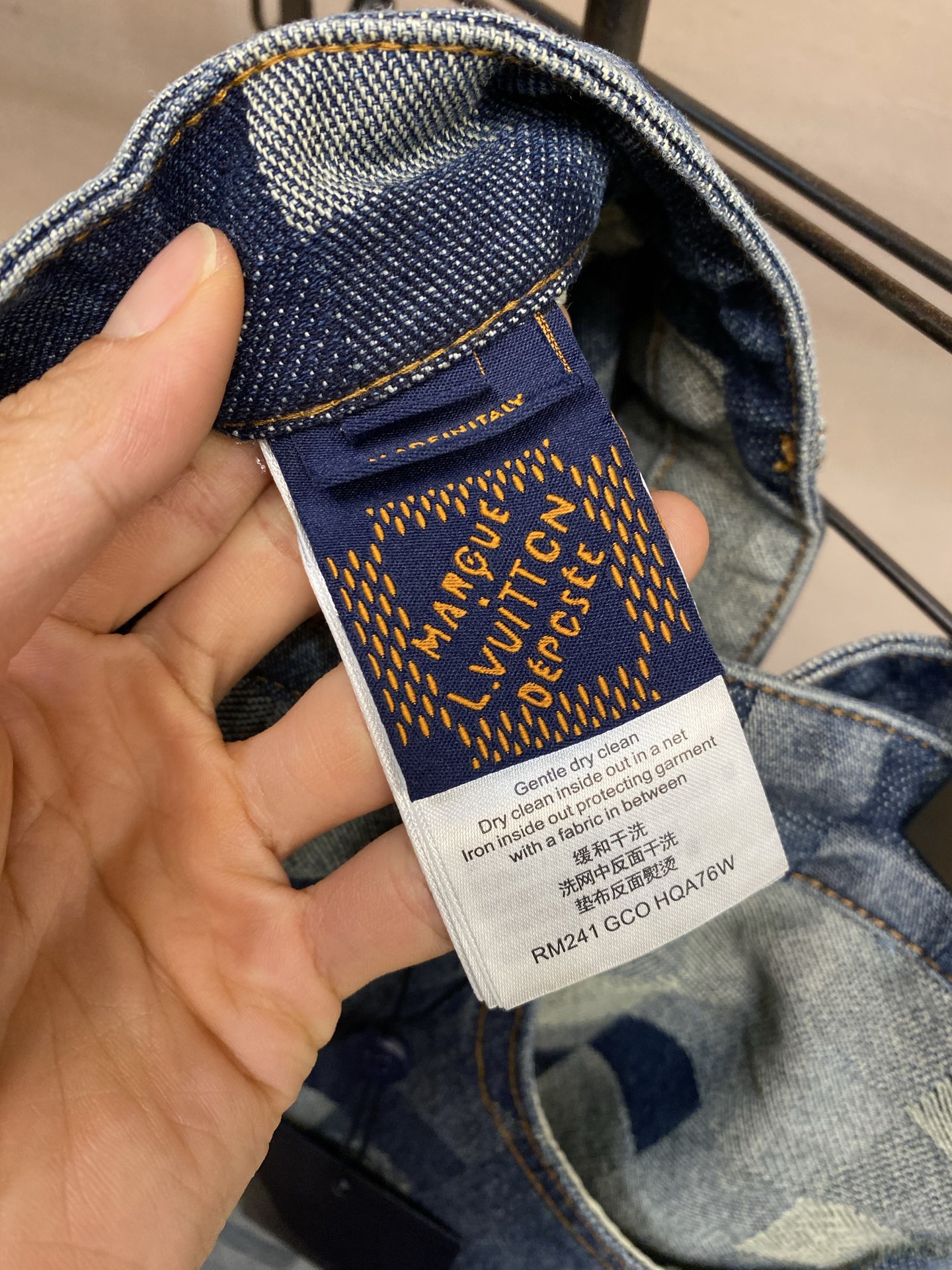 🌟🌟1V、路易 24SS 模糊棋盘格牛仔裤这款出自 2024 春夏秀场的出色牛仔裤展现了品牌的精湛工艺，