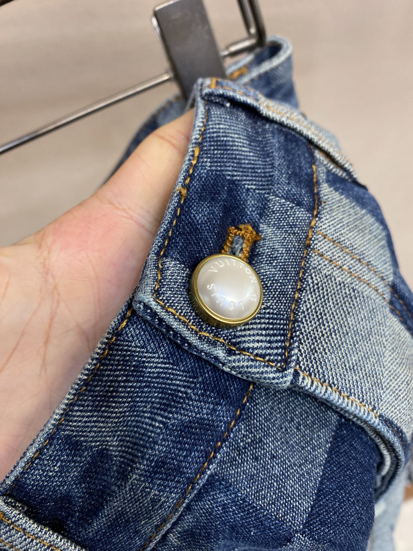 🌟🌟1V、路易 24SS 模糊棋盘格牛仔裤这款出自 2024 春夏秀场的出色牛仔裤展现了品牌的精湛工艺，