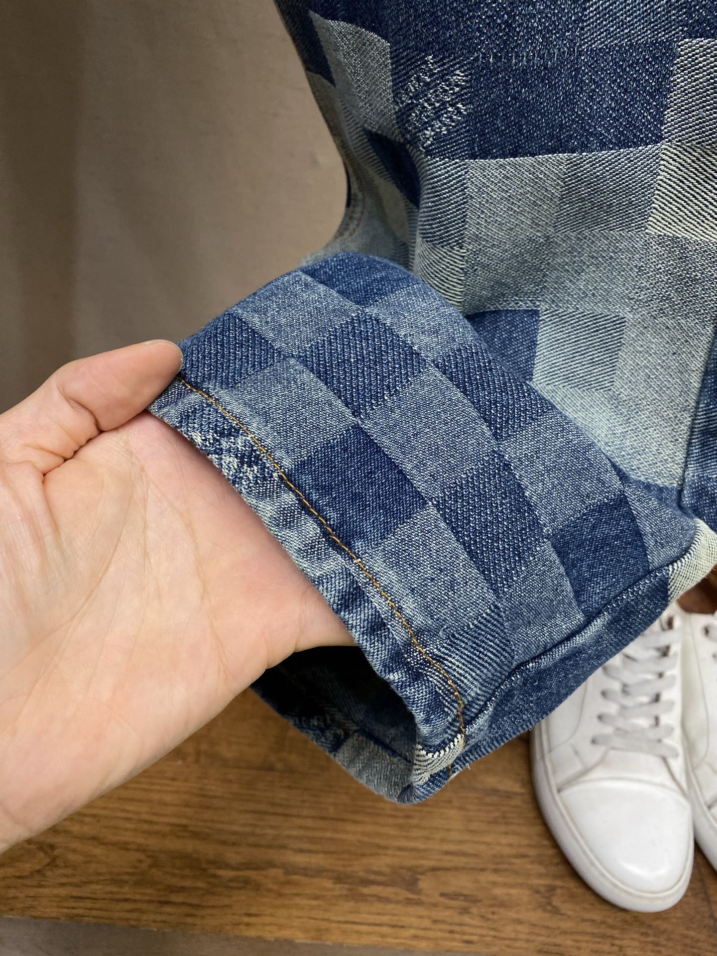 🌟🌟1V、路易 24SS 模糊棋盘格牛仔裤这款出自 2024 春夏秀场的出色牛仔裤展现了品牌的精湛工艺，