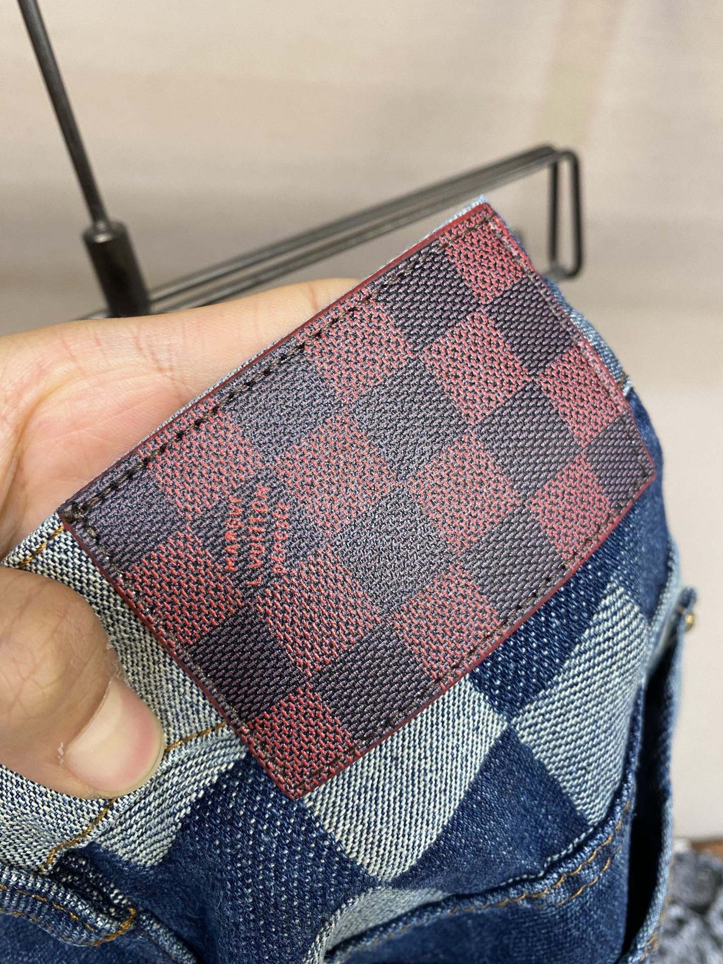 🌟🌟1V、路易 24SS 模糊棋盘格牛仔裤这款出自 2024 春夏秀场的出色牛仔裤展现了品牌的精湛工艺，