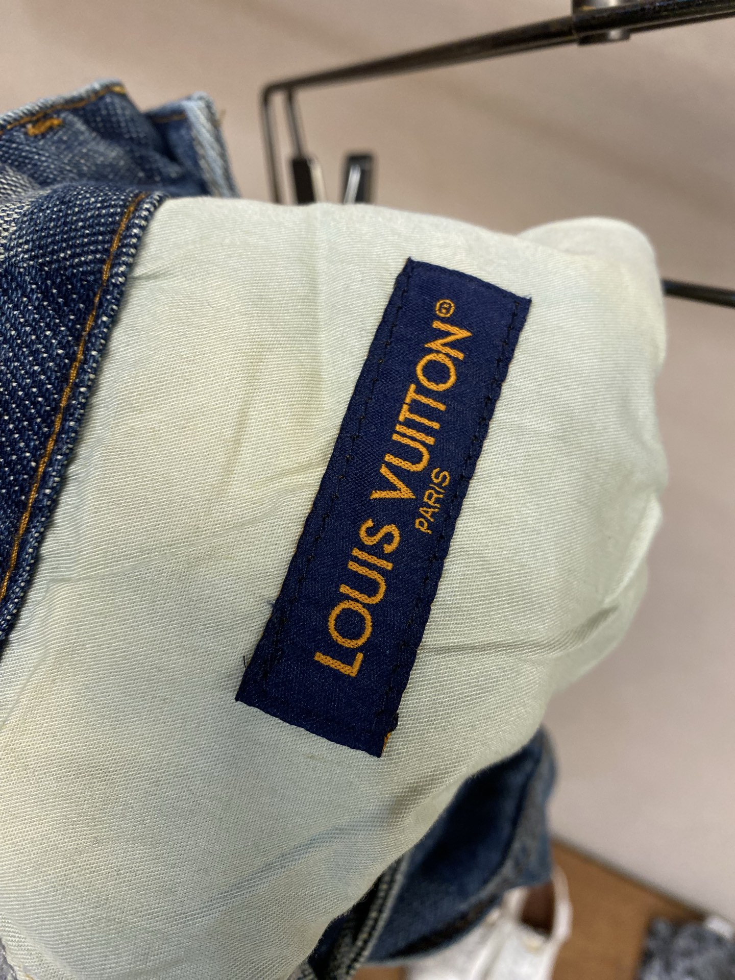 🌟🌟1V、路易 24SS 模糊棋盘格牛仔裤这款出自 2024 春夏秀场的出色牛仔裤展现了品牌的精湛工艺，