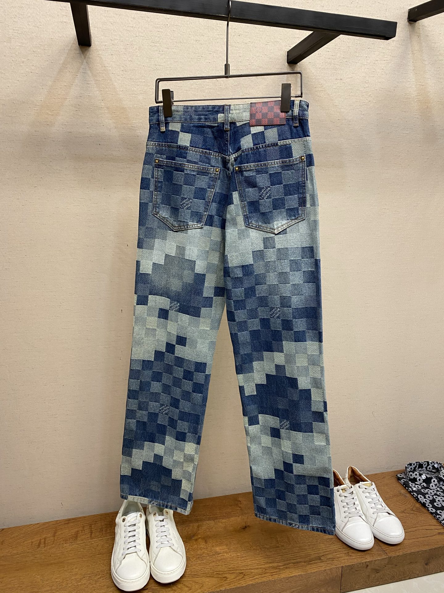 🌟🌟1V、路易 24SS 模糊棋盘格牛仔裤这款出自 2024 春夏秀场的出色牛仔裤展现了品牌的精湛工艺，