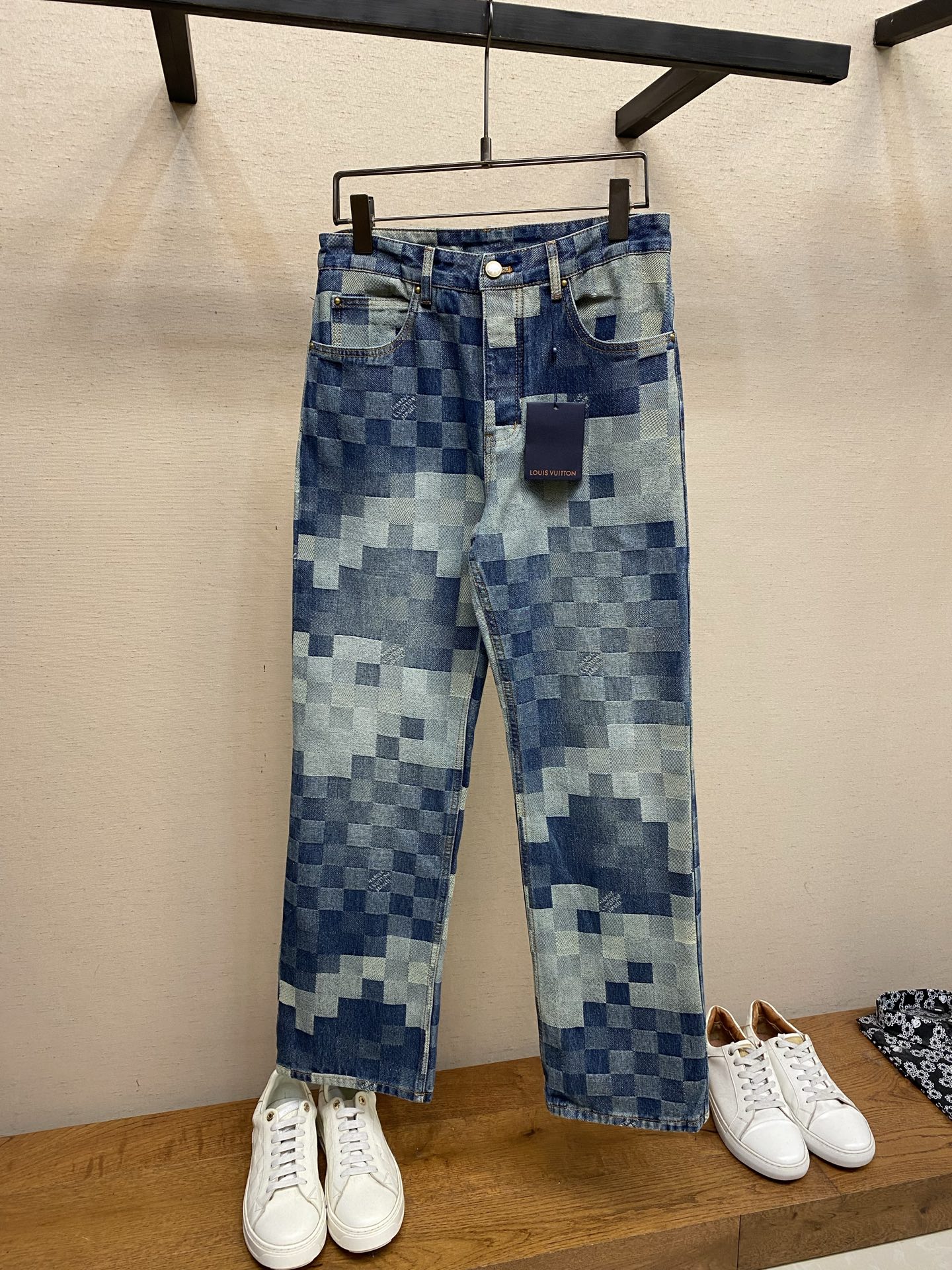 🌟🌟1V、路易 24SS 模糊棋盘格牛仔裤这款出自 2024 春夏秀场的出色牛仔裤展现了品牌的精湛工艺，