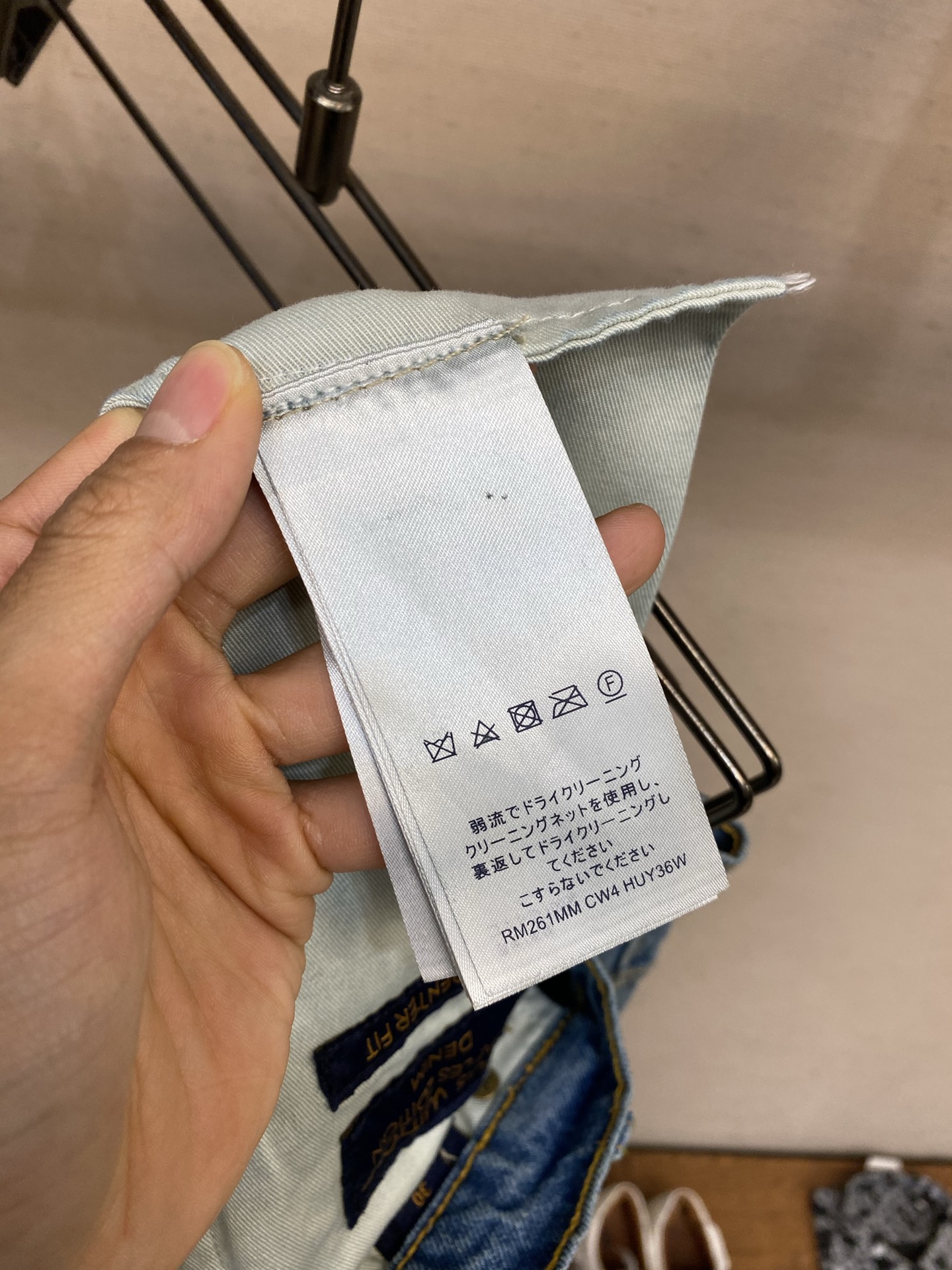 🌟🌟1V 做旧洗水蓝牛仔长裤⚠️原,300购买；纯棉质丹宁面料、专业的复古水洗、双层膝部设计结构、珠光效