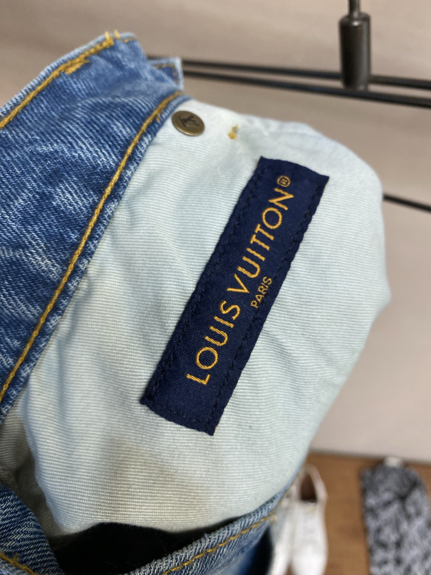 🌟🌟1V 做旧洗水蓝牛仔长裤⚠️原,300购买；纯棉质丹宁面料、专业的复古水洗、双层膝部设计结构、珠光效