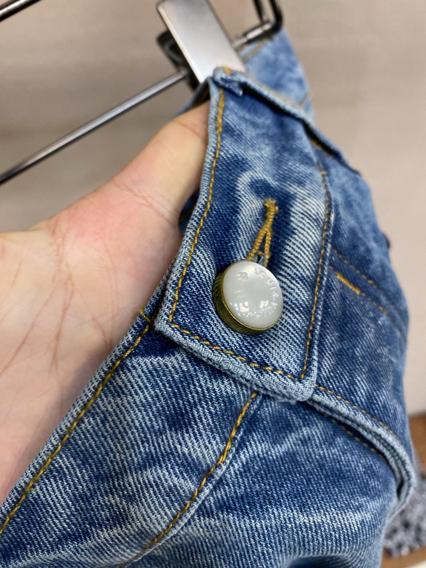 🌟🌟1V 做旧洗水蓝牛仔长裤⚠️原,300购买；纯棉质丹宁面料、专业的复古水洗、双层膝部设计结构、珠光效