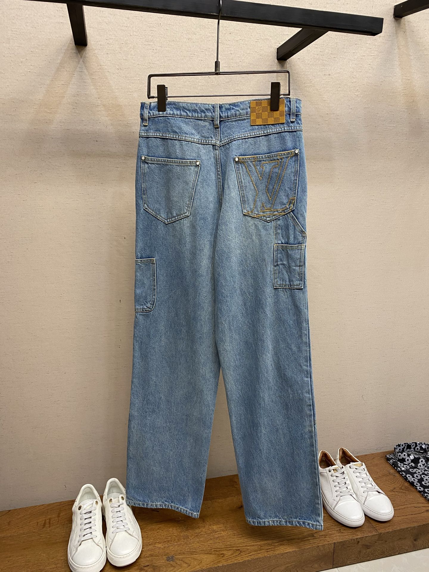 🌟🌟1V 做旧洗水蓝牛仔长裤⚠️原,300购买；纯棉质丹宁面料、专业的复古水洗、双层膝部设计结构、珠光效