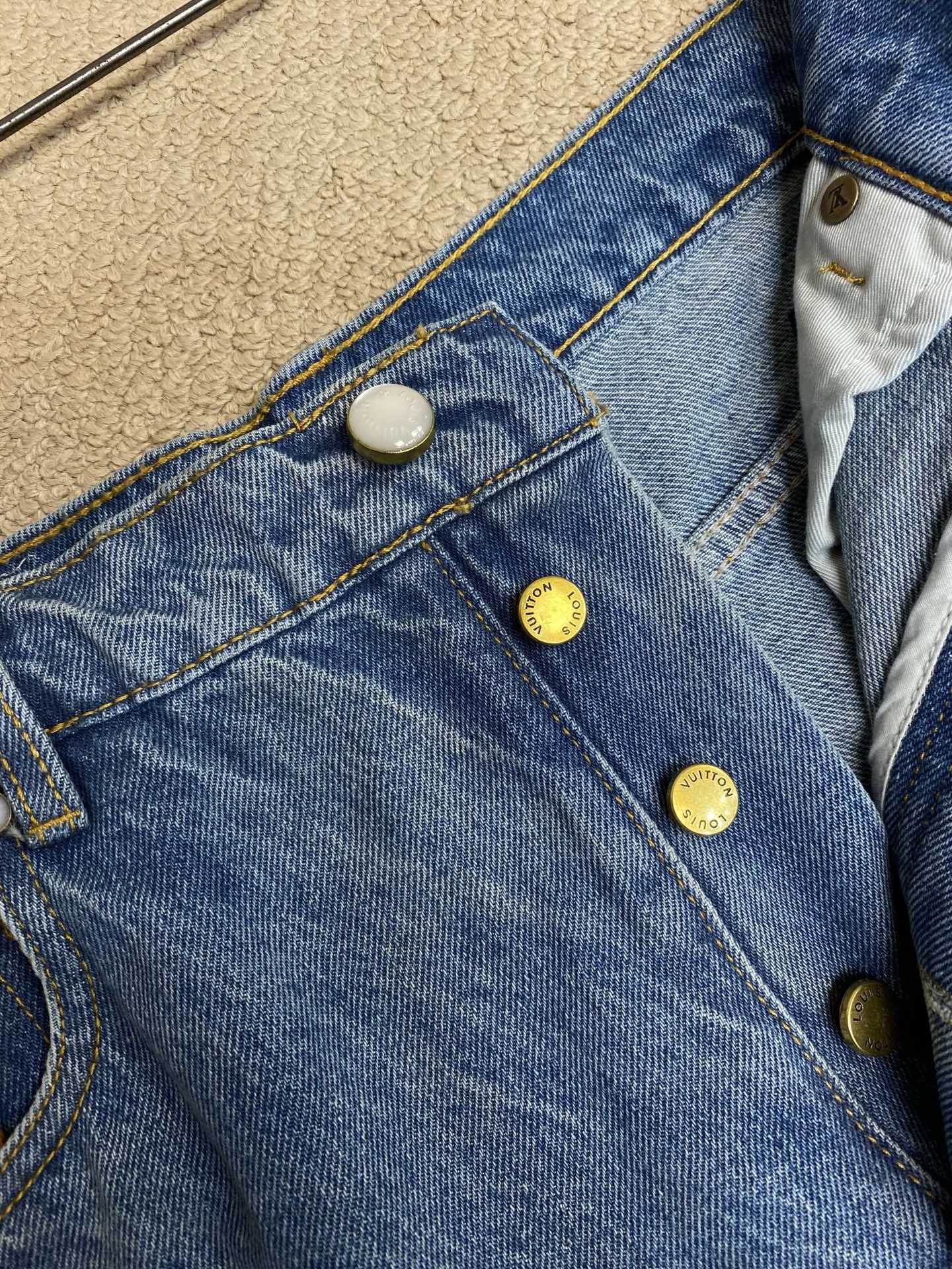 🌟🌟1V 做旧洗水蓝牛仔长裤⚠️原,300购买；纯棉质丹宁面料、专业的复古水洗、双层膝部设计结构、珠光效