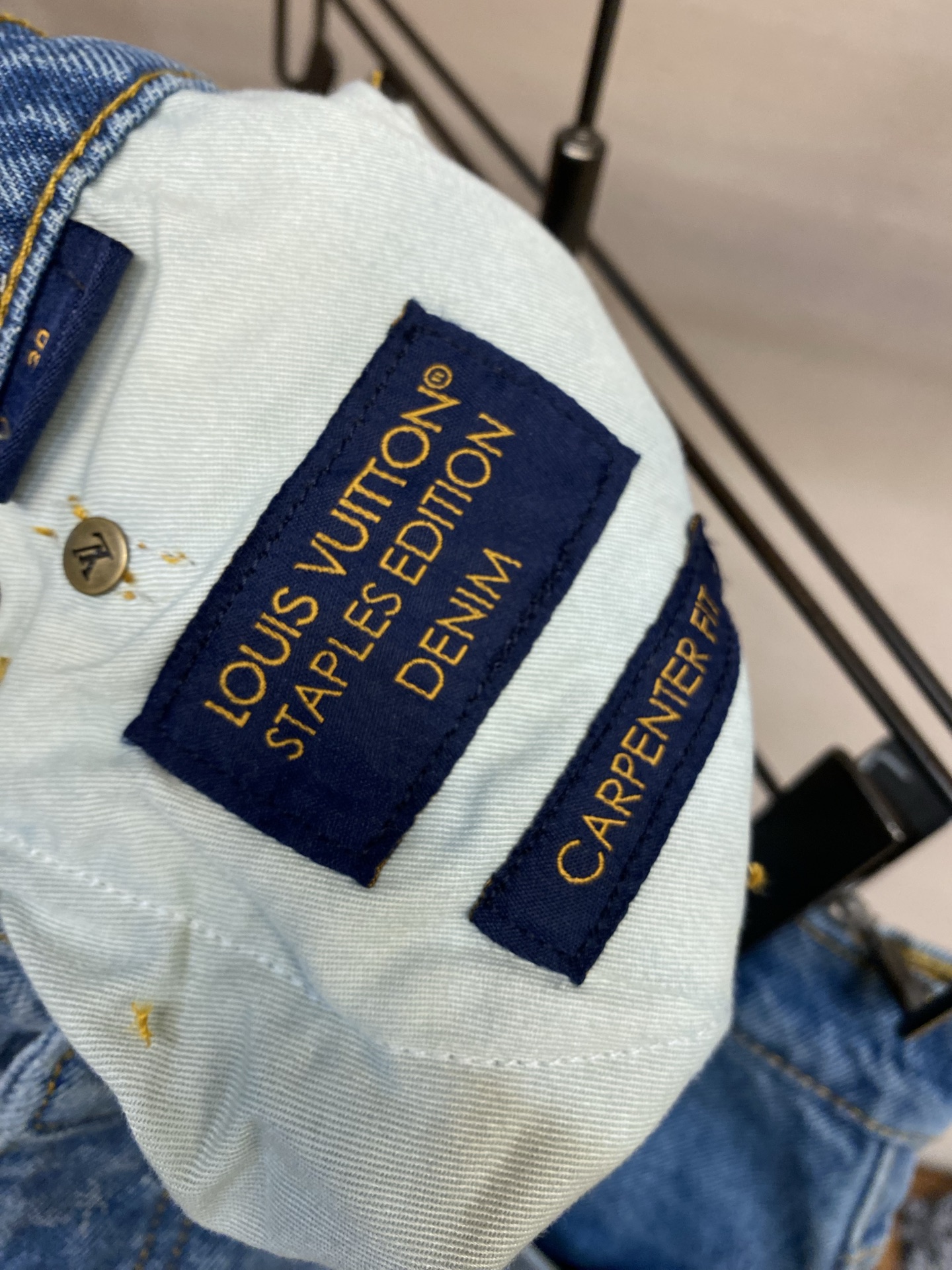 🌟🌟1V 做旧洗水蓝牛仔长裤⚠️原,300购买；纯棉质丹宁面料、专业的复古水洗、双层膝部设计结构、珠光效