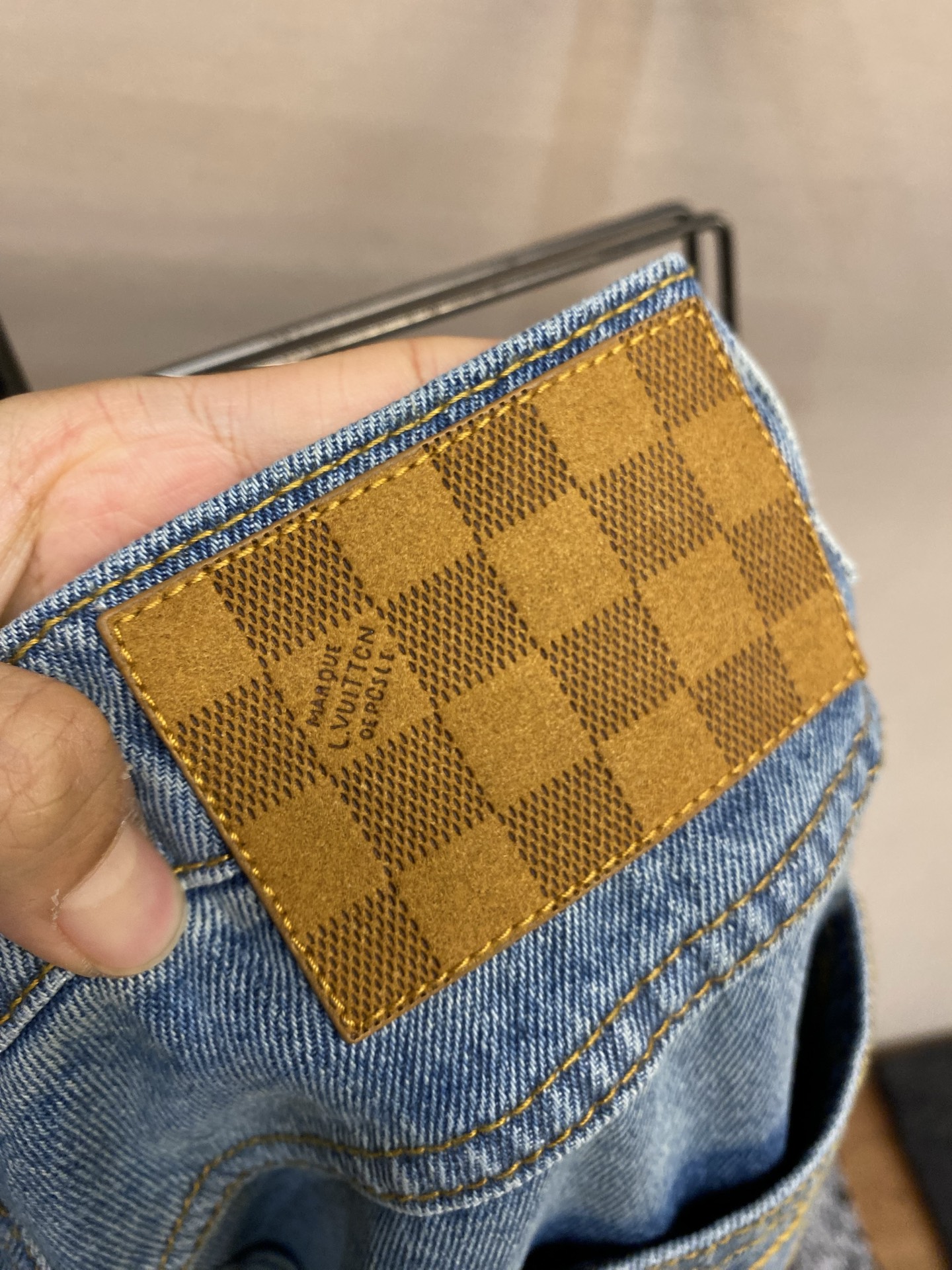 🌟🌟1V 做旧洗水蓝牛仔长裤⚠️原,300购买；纯棉质丹宁面料、专业的复古水洗、双层膝部设计结构、珠光效