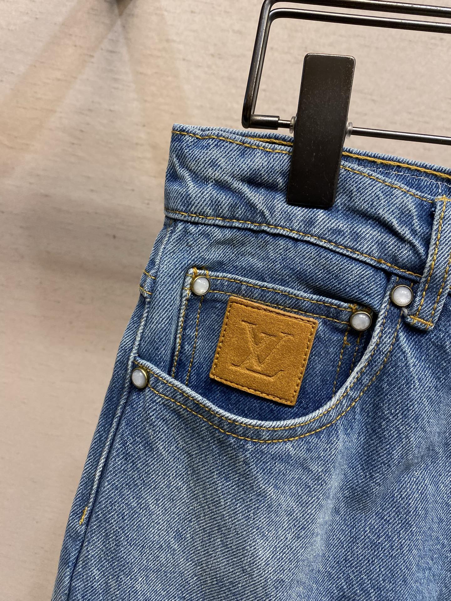 🌟🌟1V 做旧洗水蓝牛仔长裤⚠️原,300购买；纯棉质丹宁面料、专业的复古水洗、双层膝部设计结构、珠光效