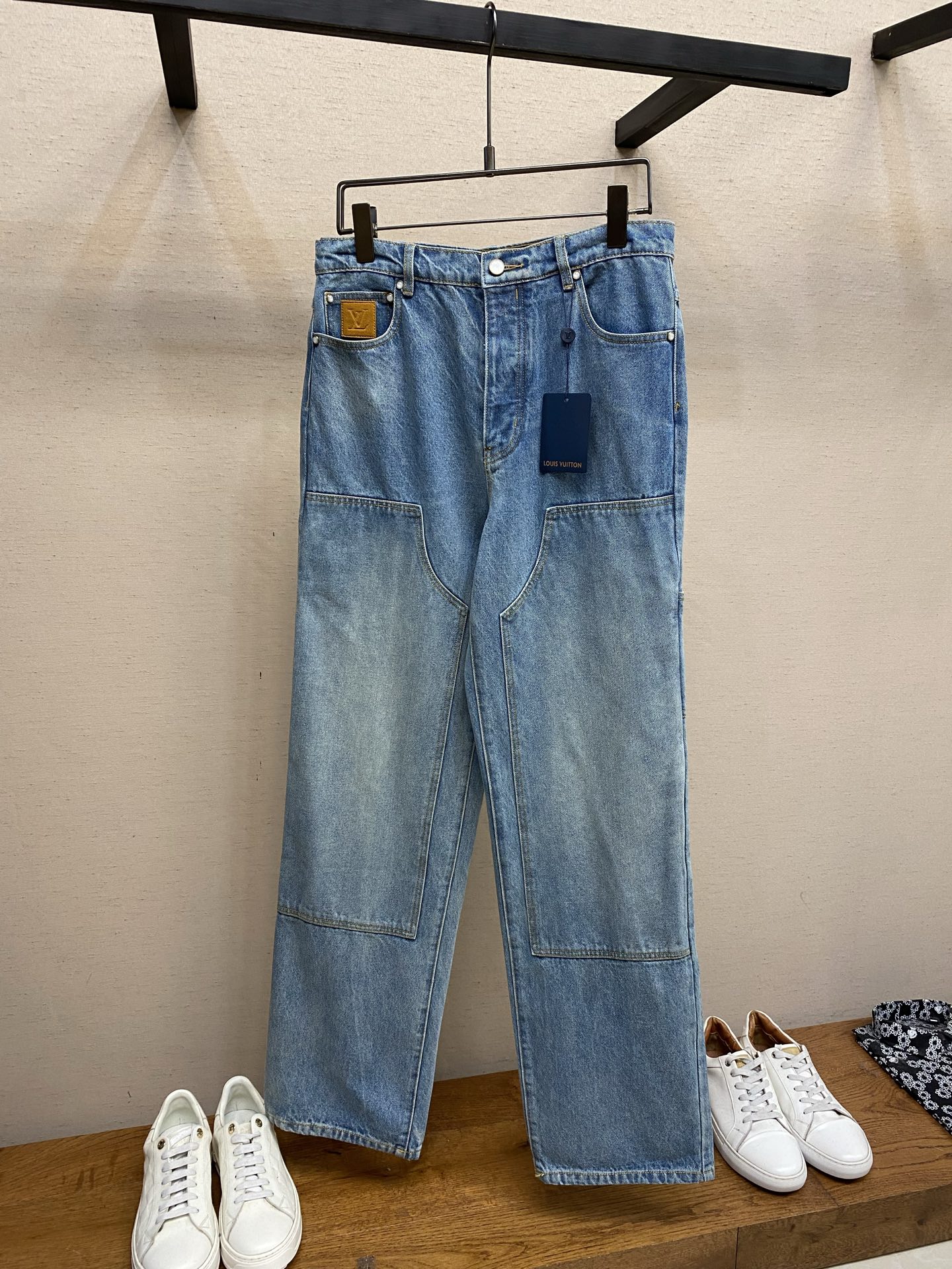 🌟🌟1V 做旧洗水蓝牛仔长裤⚠️原,300购买；纯棉质丹宁面料、专业的复古水洗、双层膝部设计结构、珠光效