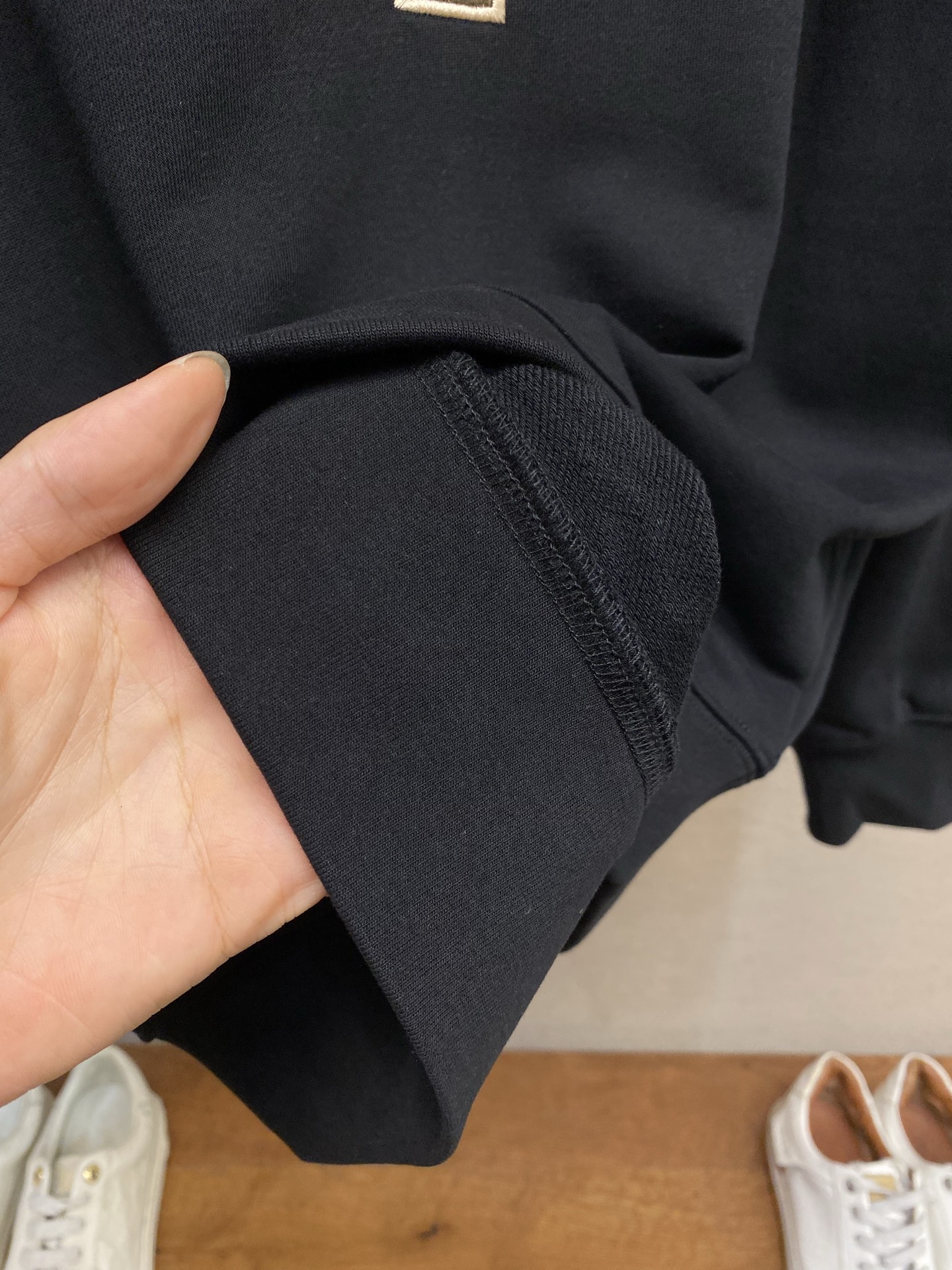 🌟🌟BBR 巴宝莉 经典TB字母刺绣圆领卫衣采用100%定织400g低弹无尘精棉面料，每一条都是手工单独