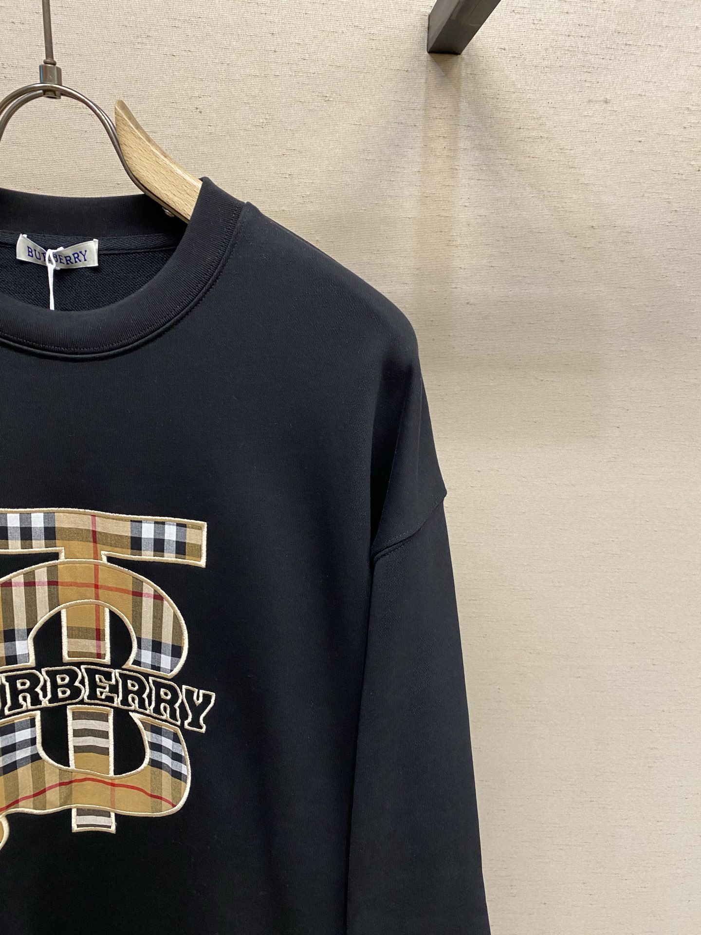 🌟🌟BBR 巴宝莉 经典TB字母刺绣圆领卫衣采用100%定织400g低弹无尘精棉面料，每一条都是手工单独