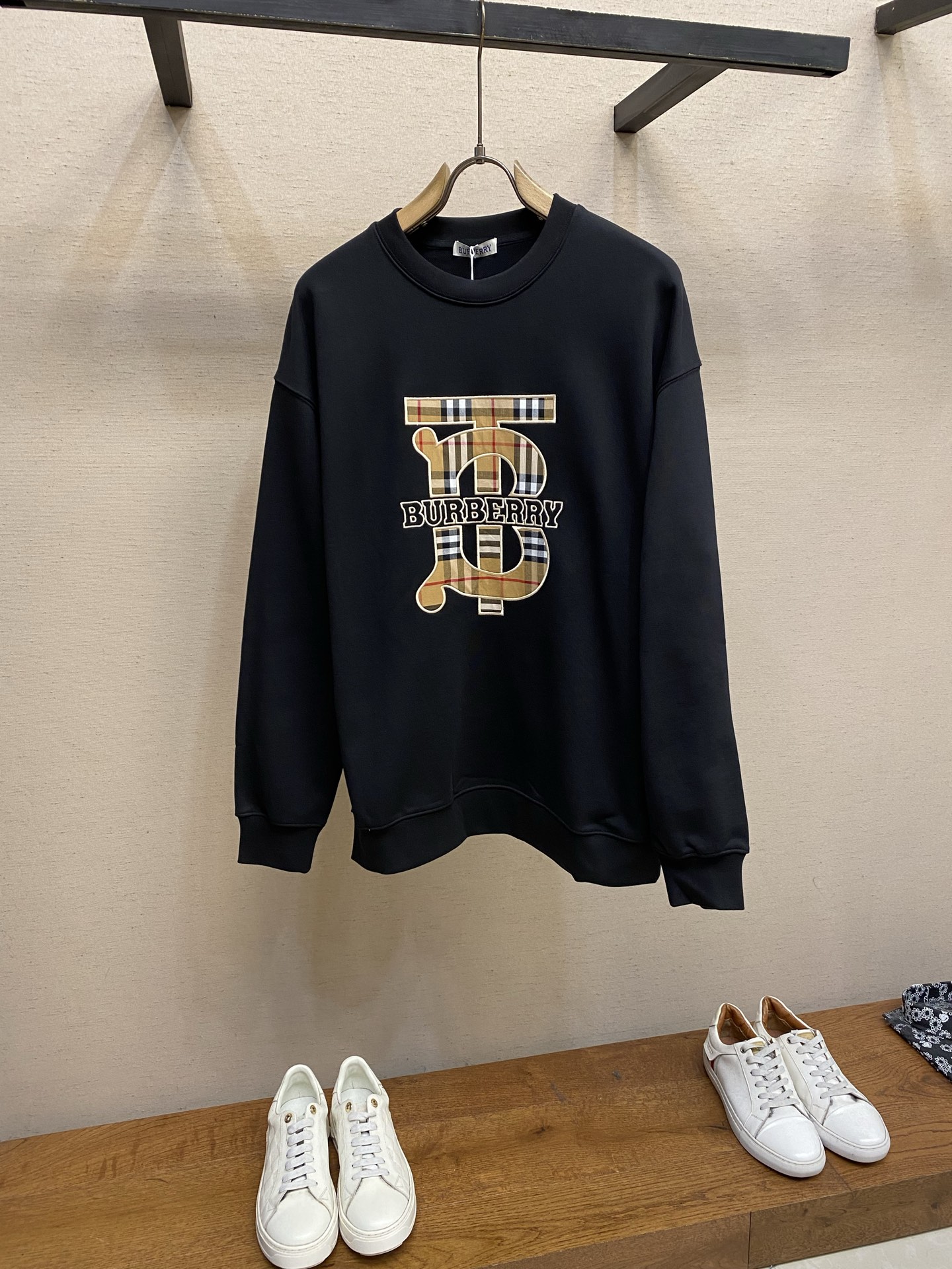 🌟🌟BBR 巴宝莉 经典TB字母刺绣圆领卫衣采用100%定织400g低弹无尘精棉面料，每一条都是手工单独