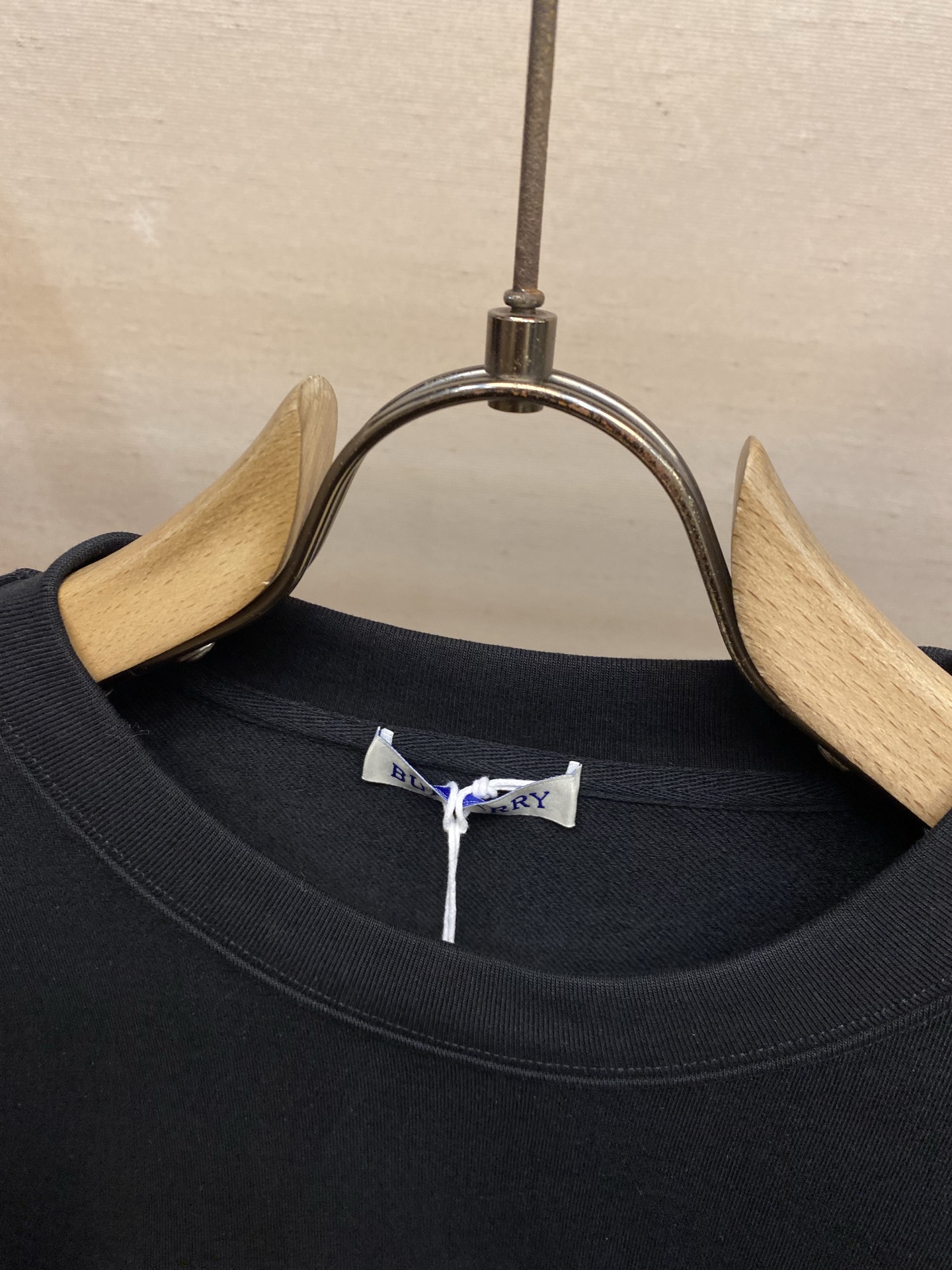 🌟🌟BBR 巴宝莉 经典TB字母刺绣圆领卫衣采用100%定织400g低弹无尘精棉面料，每一条都是手工单独