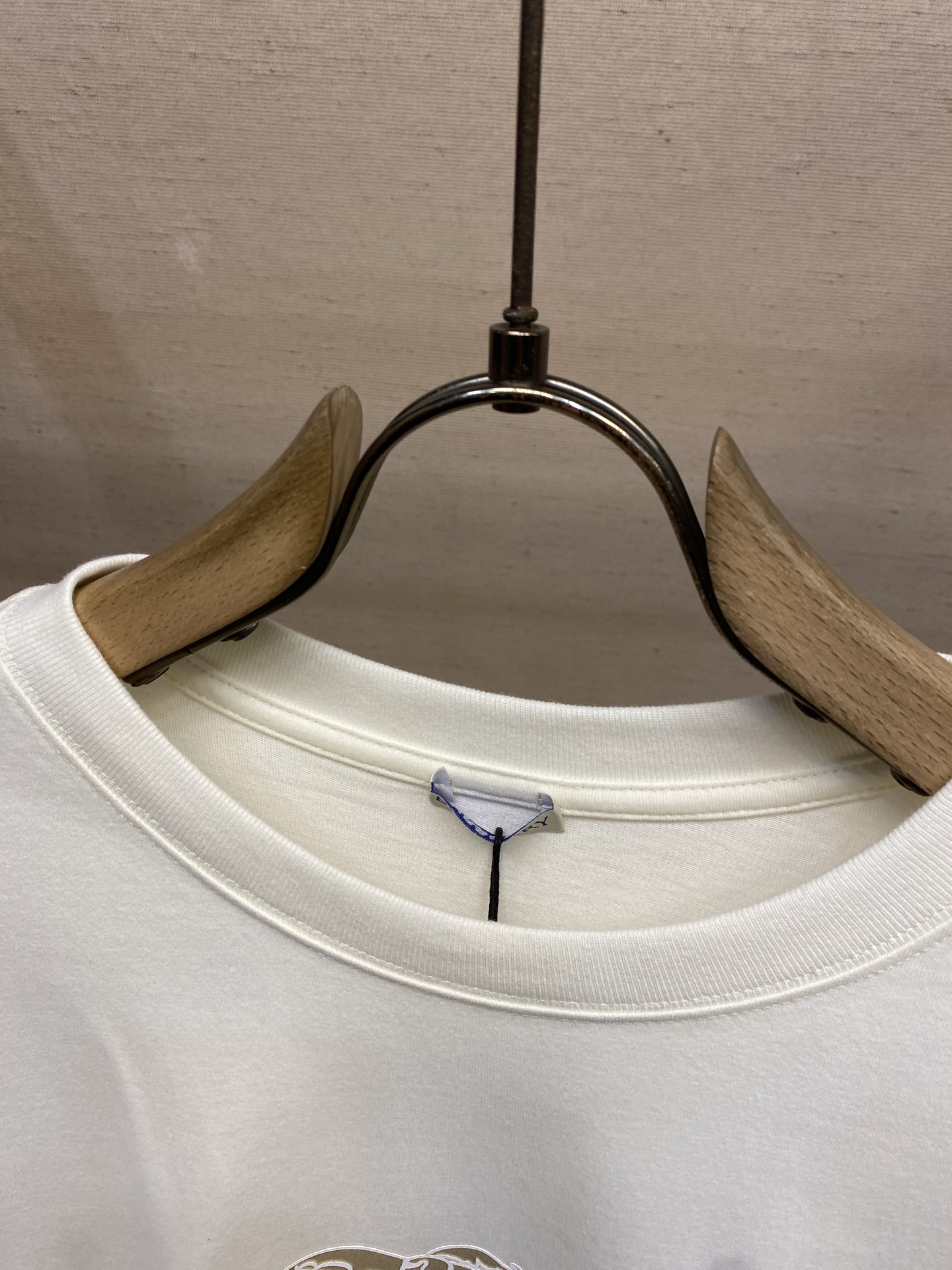 🌟🌟 BBR英伦骑士 经典格纹长袖白T恤这款纯白长袖T恤，将BUR**的经典元素浓缩于日常穿搭之中，打造