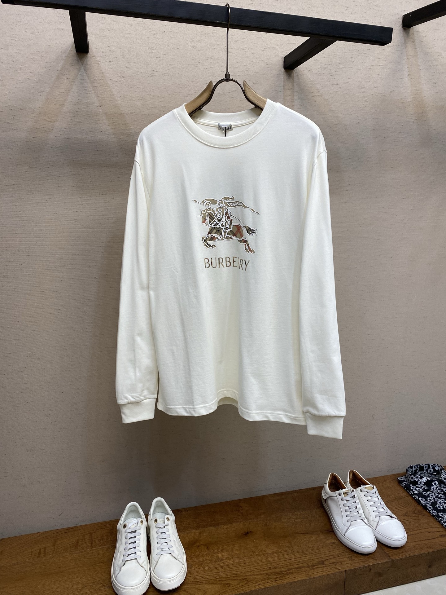 🌟🌟 BBR英伦骑士 经典格纹长袖白T恤这款纯白长袖T恤，将BUR**的经典元素浓缩于日常穿搭之中，打造
