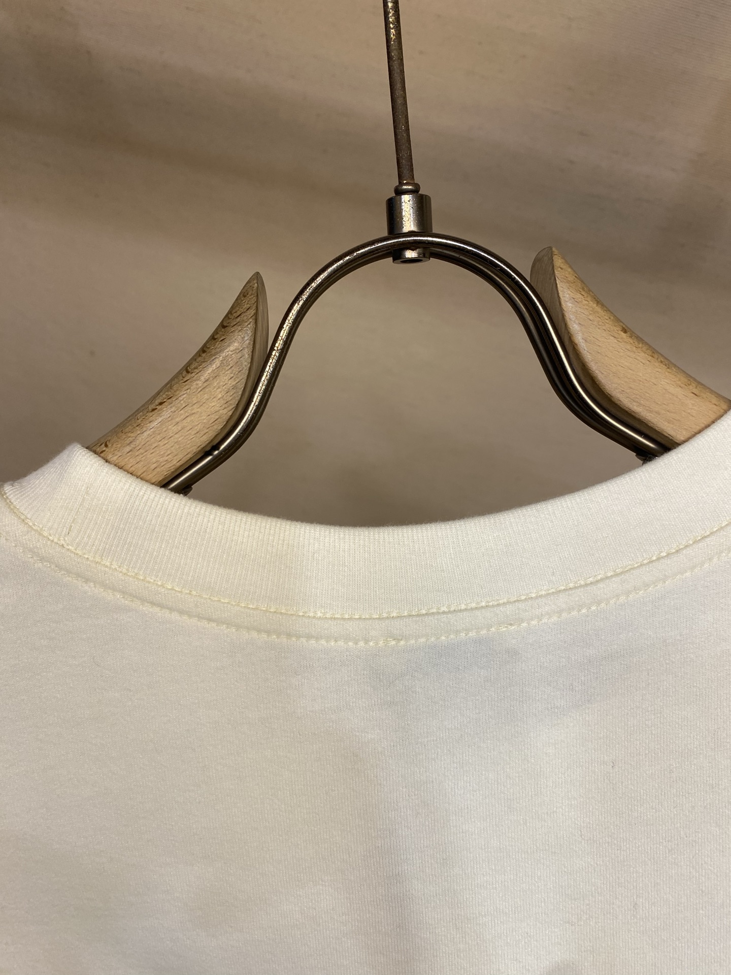 🌟🌟 BBR英伦骑士 经典格纹长袖白T恤这款纯白长袖T恤，将BUR**的经典元素浓缩于日常穿搭之中，打造