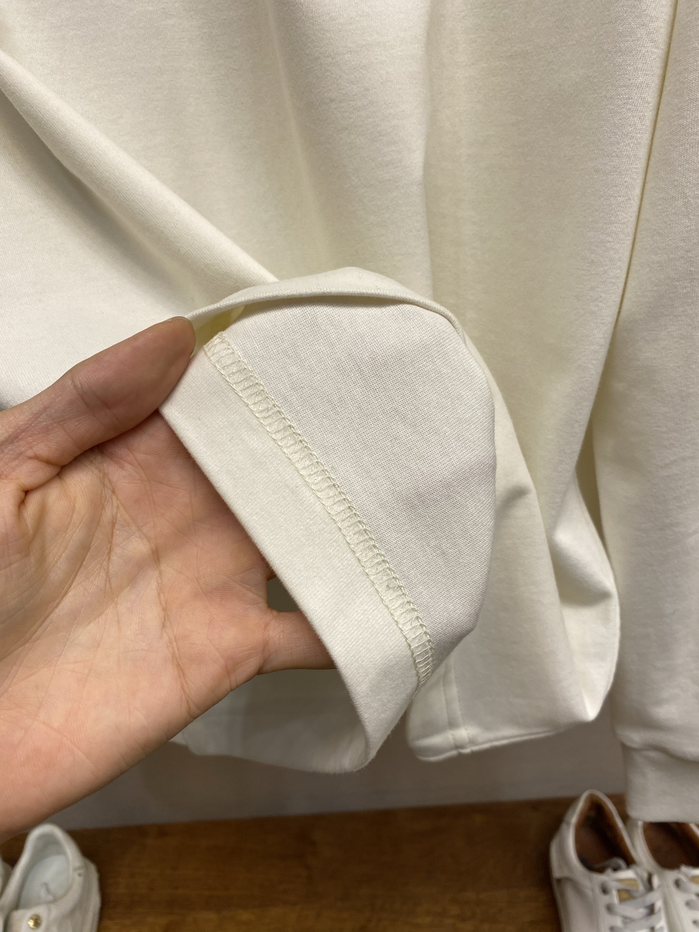 🌟🌟 BBR英伦骑士 经典格纹长袖白T恤这款纯白长袖T恤，将BUR**的经典元素浓缩于日常穿搭之中，打造