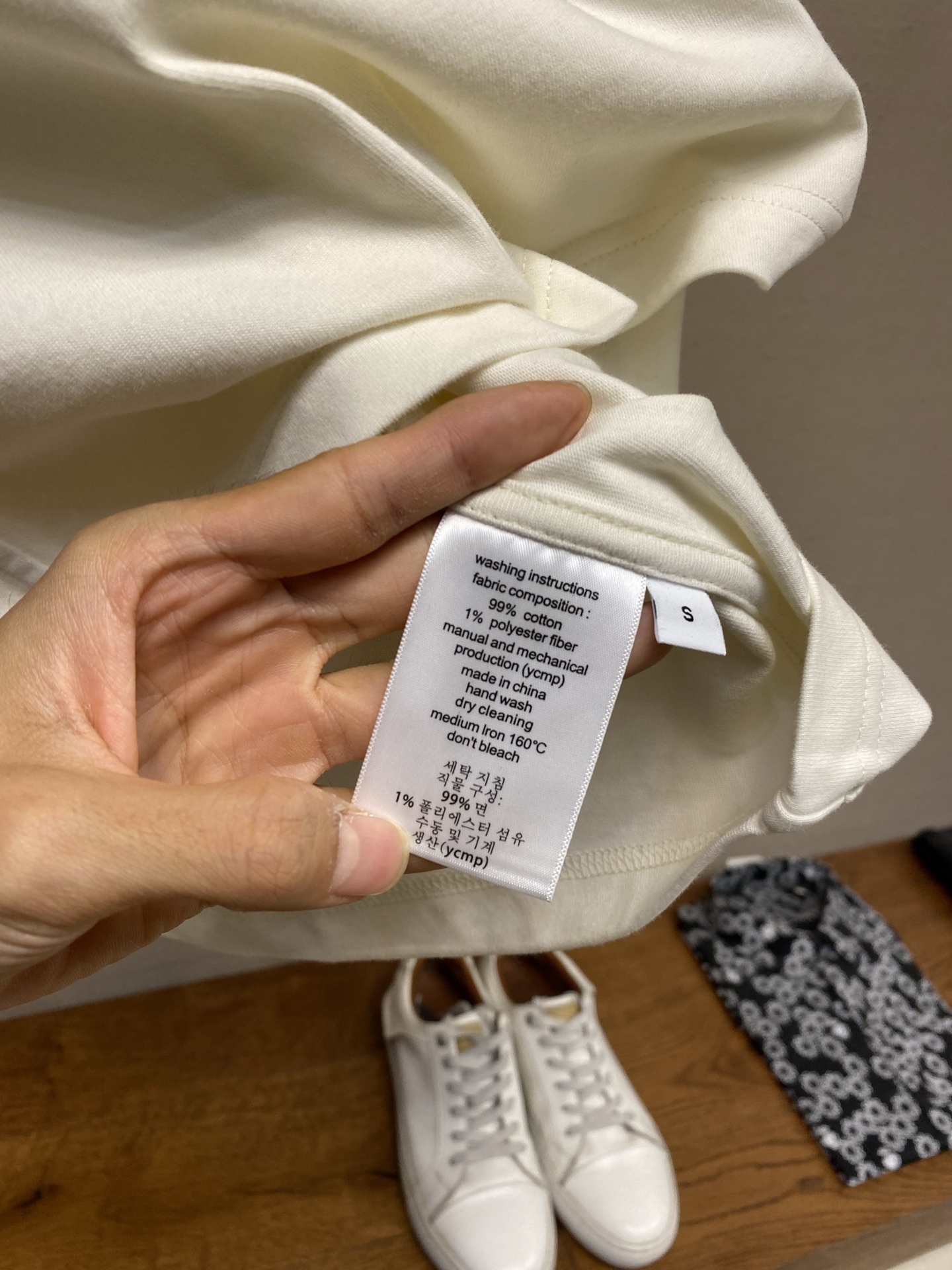 🌟🌟 BBR英伦骑士 经典格纹长袖白T恤这款纯白长袖T恤，将BUR**的经典元素浓缩于日常穿搭之中，打造