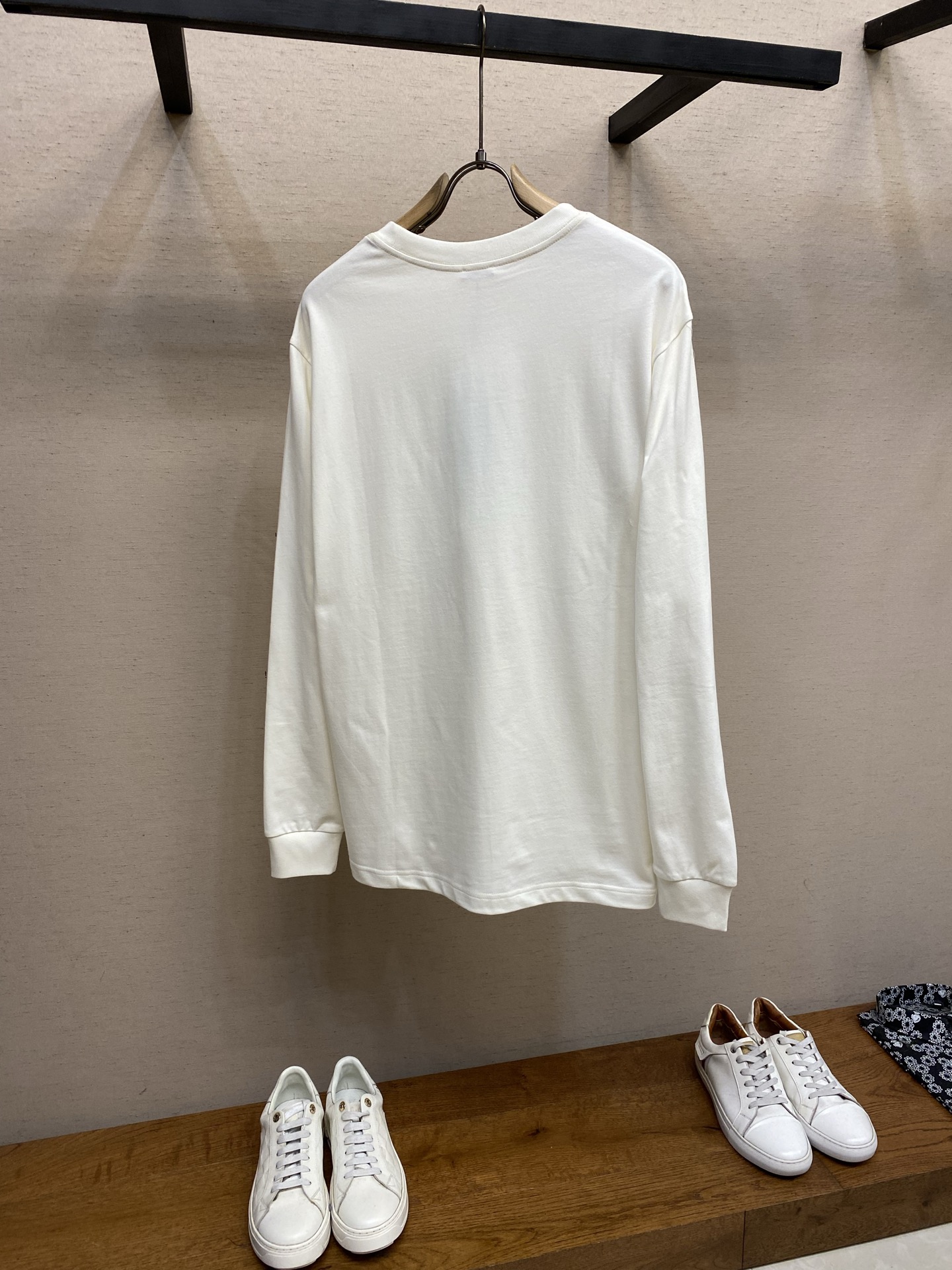 🌟🌟 BBR英伦骑士 经典格纹长袖白T恤这款纯白长袖T恤，将BUR**的经典元素浓缩于日常穿搭之中，打造