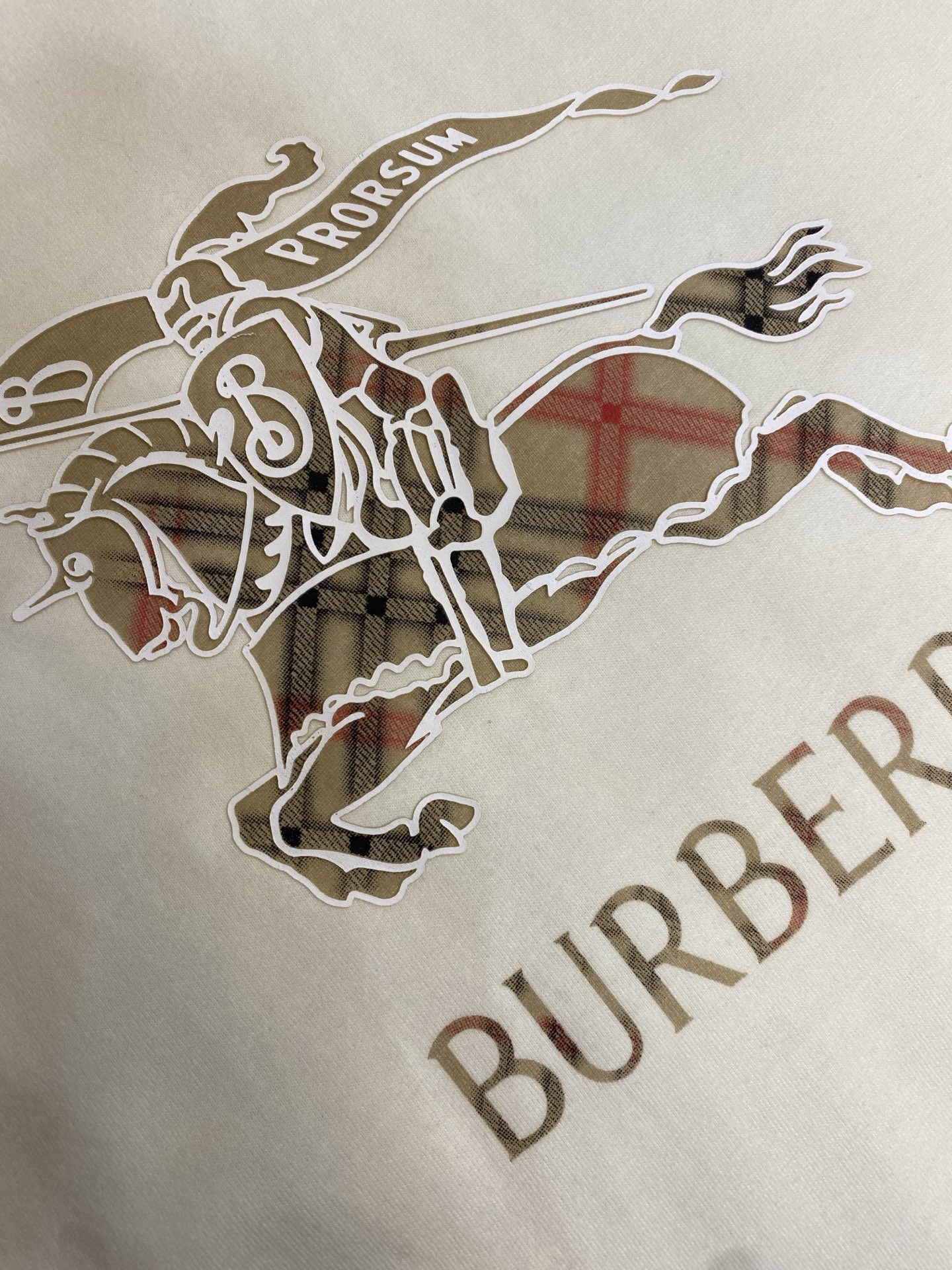 🌟🌟 BBR英伦骑士 经典格纹长袖白T恤这款纯白长袖T恤，将BUR**的经典元素浓缩于日常穿搭之中，打造