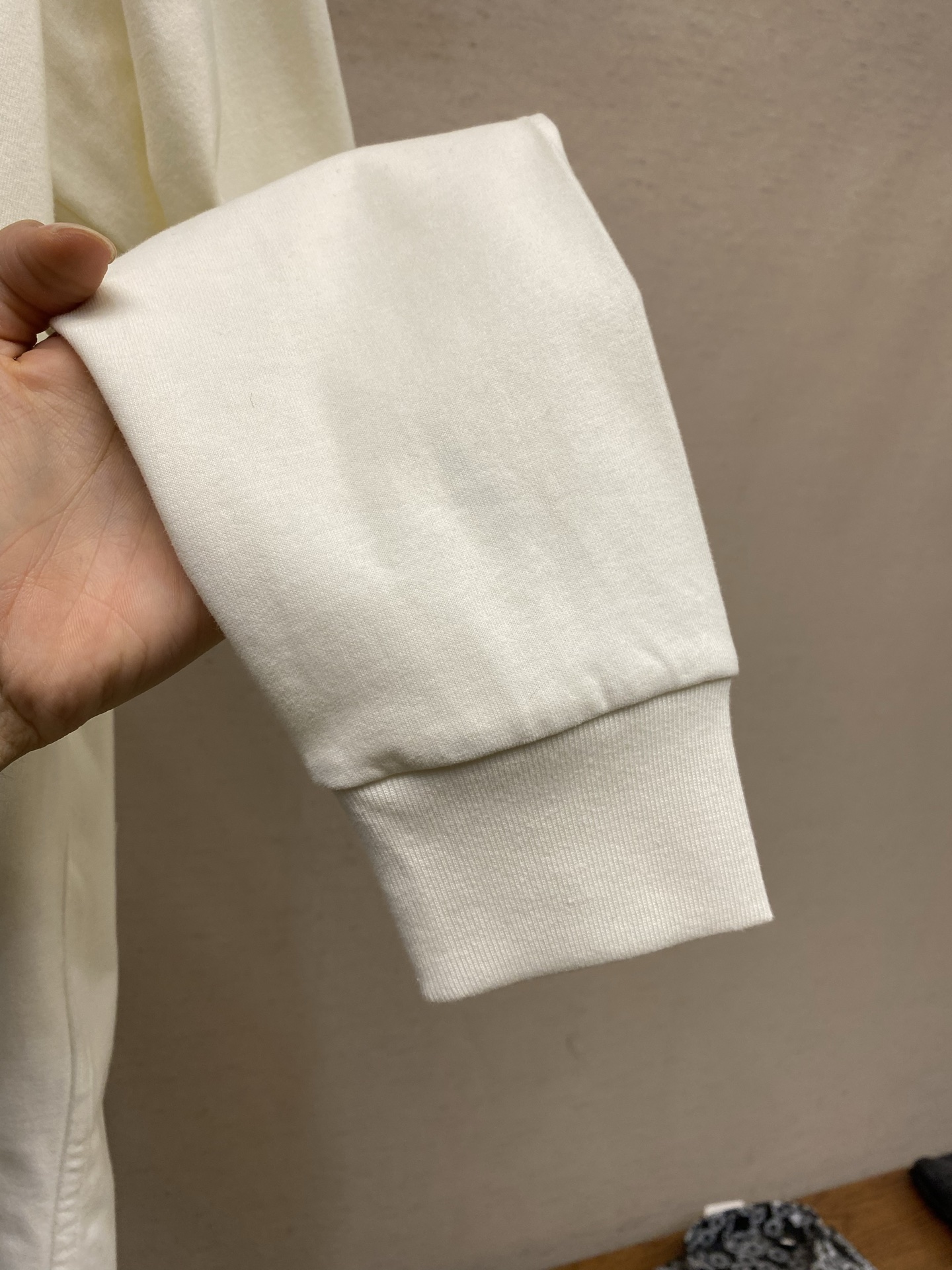 🌟🌟 BBR英伦骑士 经典格纹长袖白T恤这款纯白长袖T恤，将BUR**的经典元素浓缩于日常穿搭之中，打造