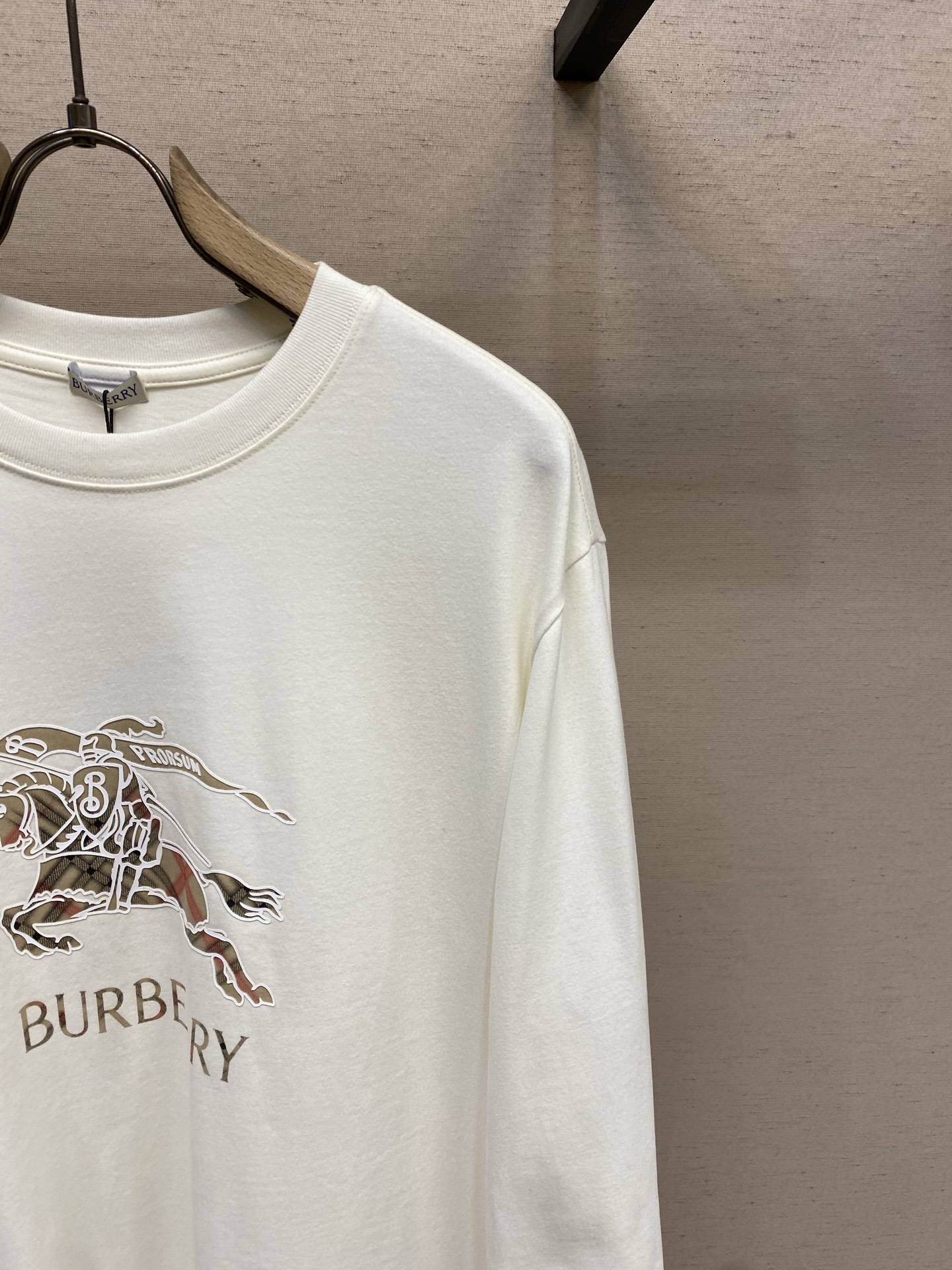 🌟🌟 BBR英伦骑士 经典格纹长袖白T恤这款纯白长袖T恤，将BUR**的经典元素浓缩于日常穿搭之中，打造