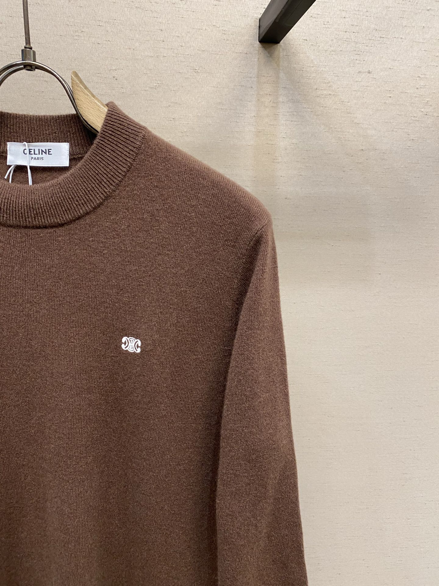 🌟🌟Celine CE经典凯旋门小标刺绣全羊毛套头衫CEL**卡其全羊毛套头衫，以经典卡其色诠释秋冬的温