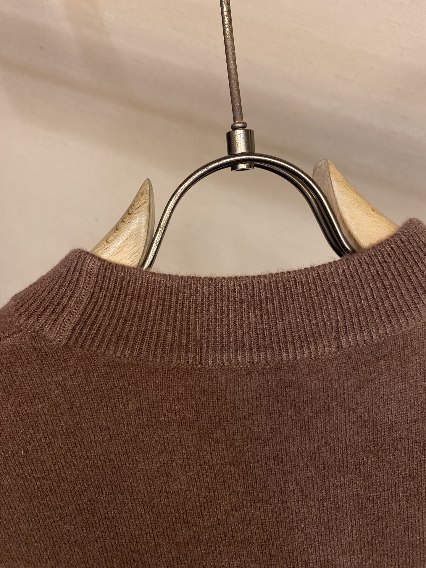 🌟🌟Celine CE经典凯旋门小标刺绣全羊毛套头衫CEL**卡其全羊毛套头衫，以经典卡其色诠释秋冬的温