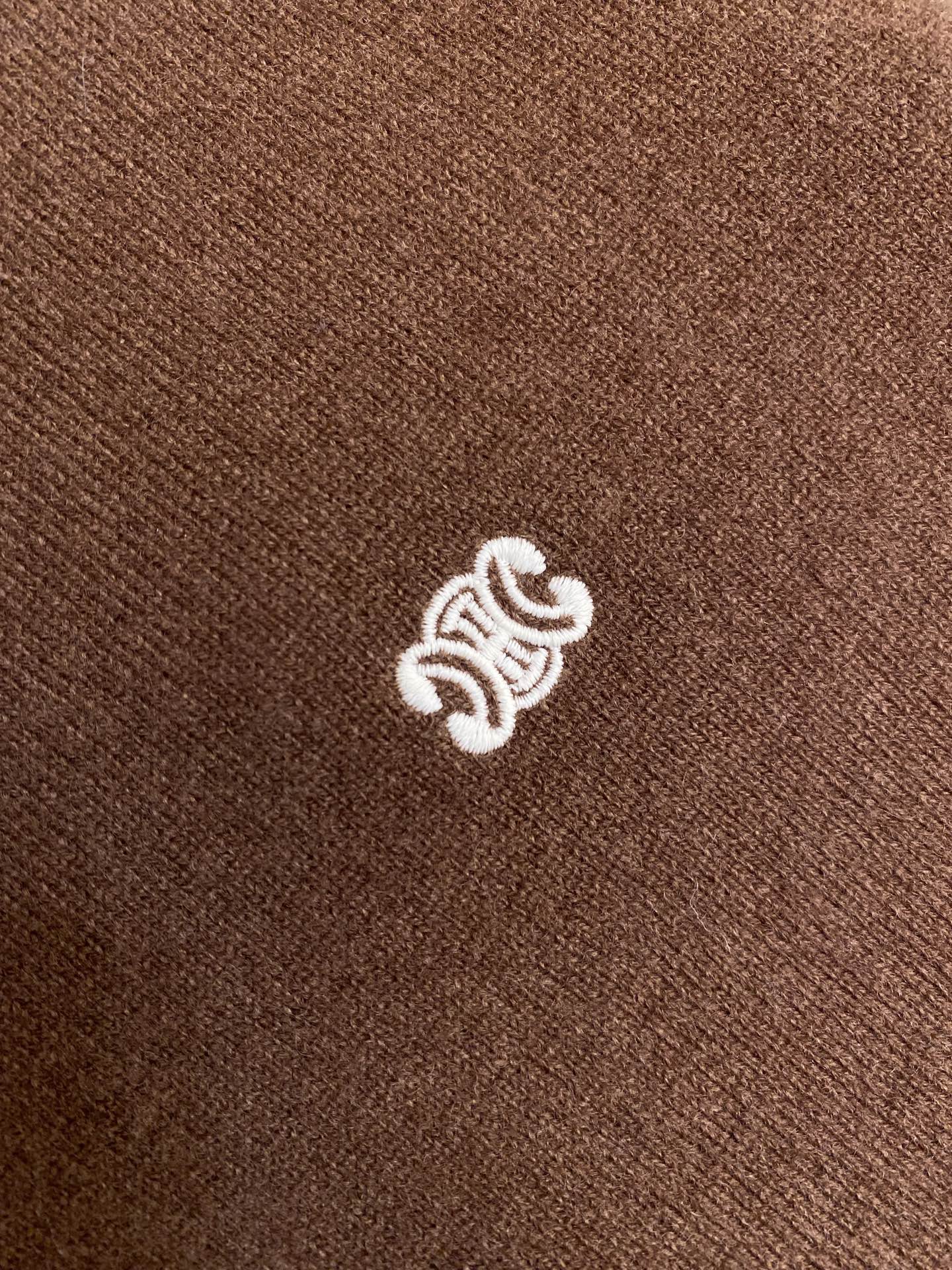 🌟🌟Celine CE经典凯旋门小标刺绣全羊毛套头衫CEL**卡其全羊毛套头衫，以经典卡其色诠释秋冬的温