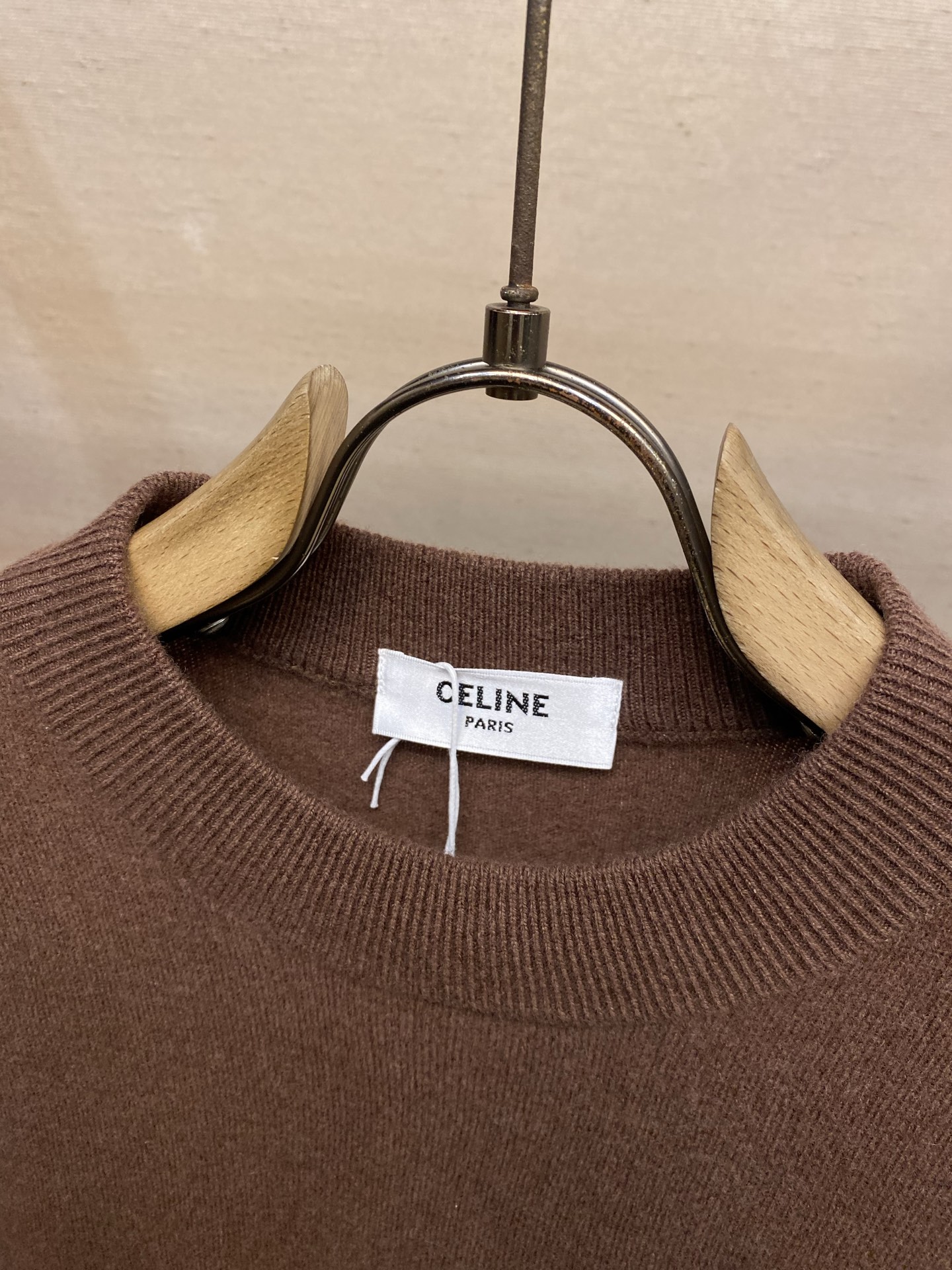 🌟🌟Celine CE经典凯旋门小标刺绣全羊毛套头衫CEL**卡其全羊毛套头衫，以经典卡其色诠释秋冬的温