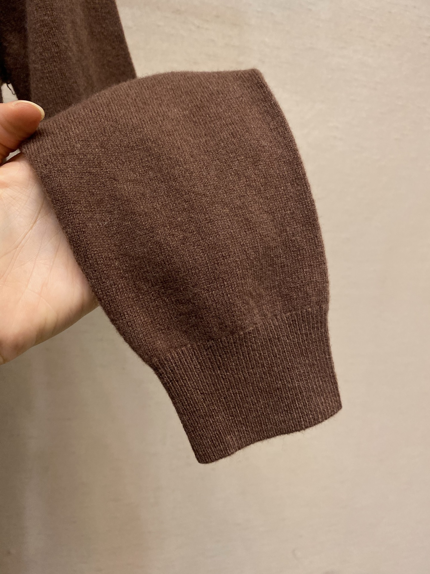 🌟🌟Celine CE经典凯旋门小标刺绣全羊毛套头衫CEL**卡其全羊毛套头衫，以经典卡其色诠释秋冬的温