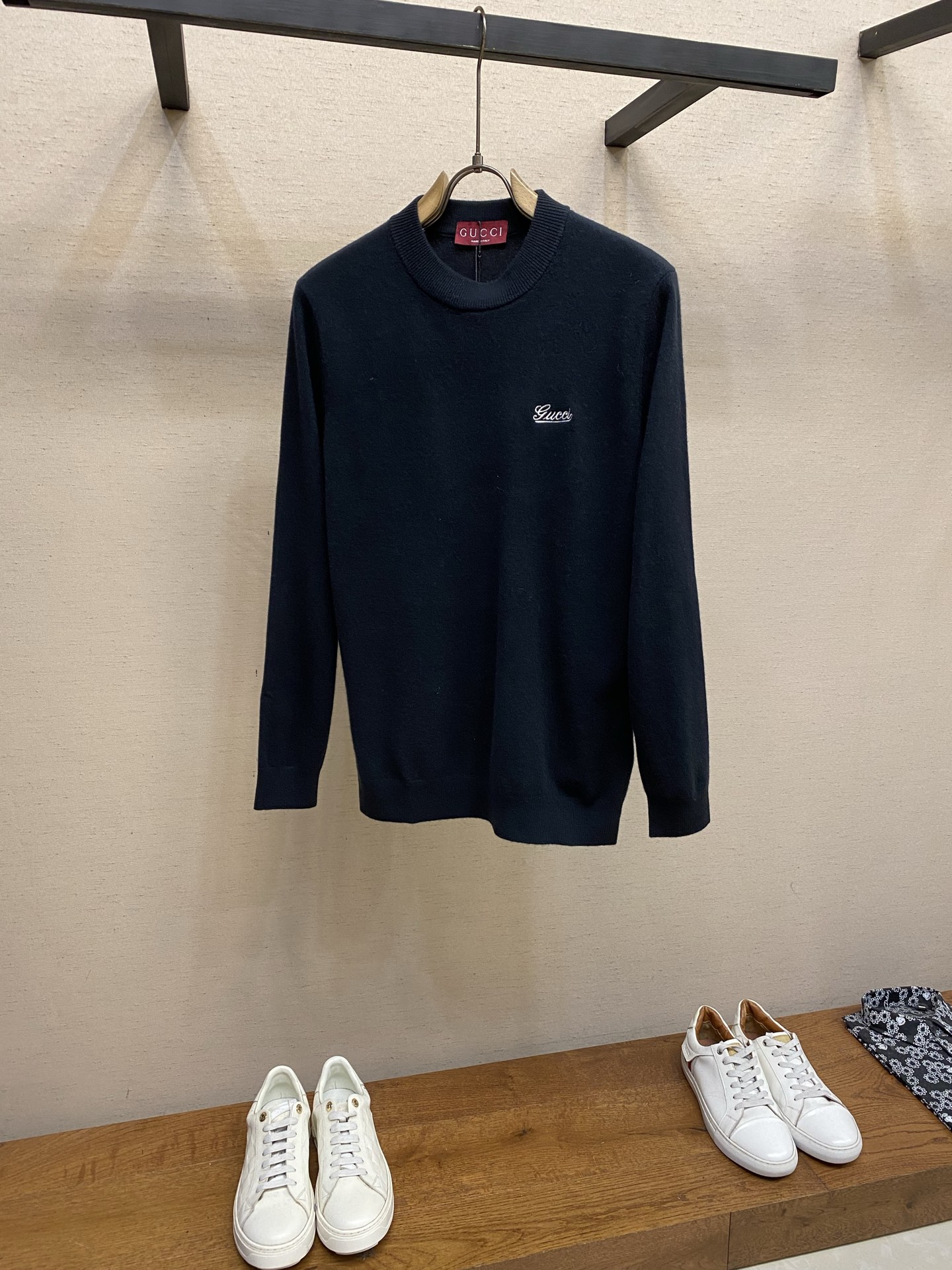 🌟🌟Gucci GG字母标全羊毛圆领毛衣｜经典织就，软暖如拥】衣身以全羊毛织出冬日暖意，针脚间藏匿着细腻