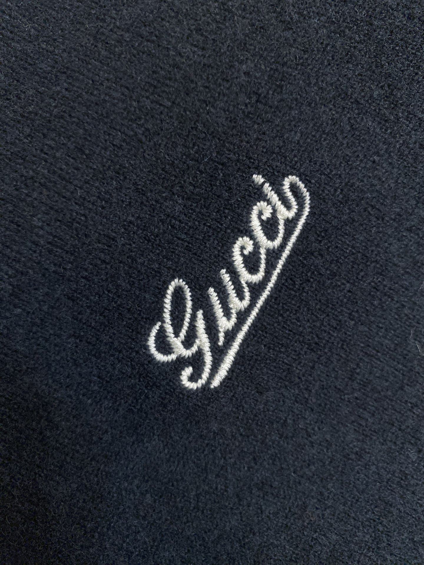 🌟🌟Gucci GG字母标全羊毛圆领毛衣｜经典织就，软暖如拥】衣身以全羊毛织出冬日暖意，针脚间藏匿着细腻