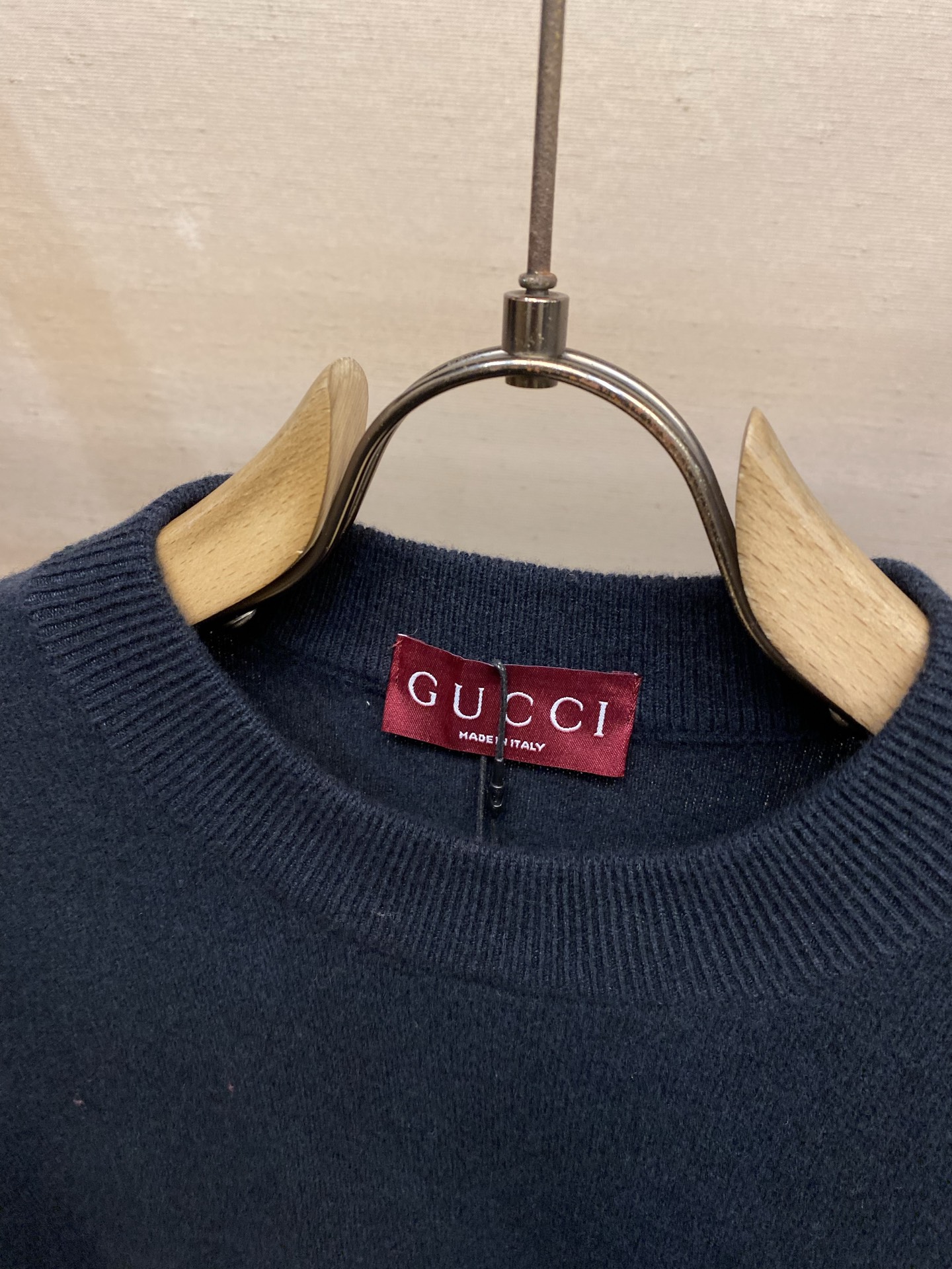 🌟🌟Gucci GG字母标全羊毛圆领毛衣｜经典织就，软暖如拥】衣身以全羊毛织出冬日暖意，针脚间藏匿着细腻